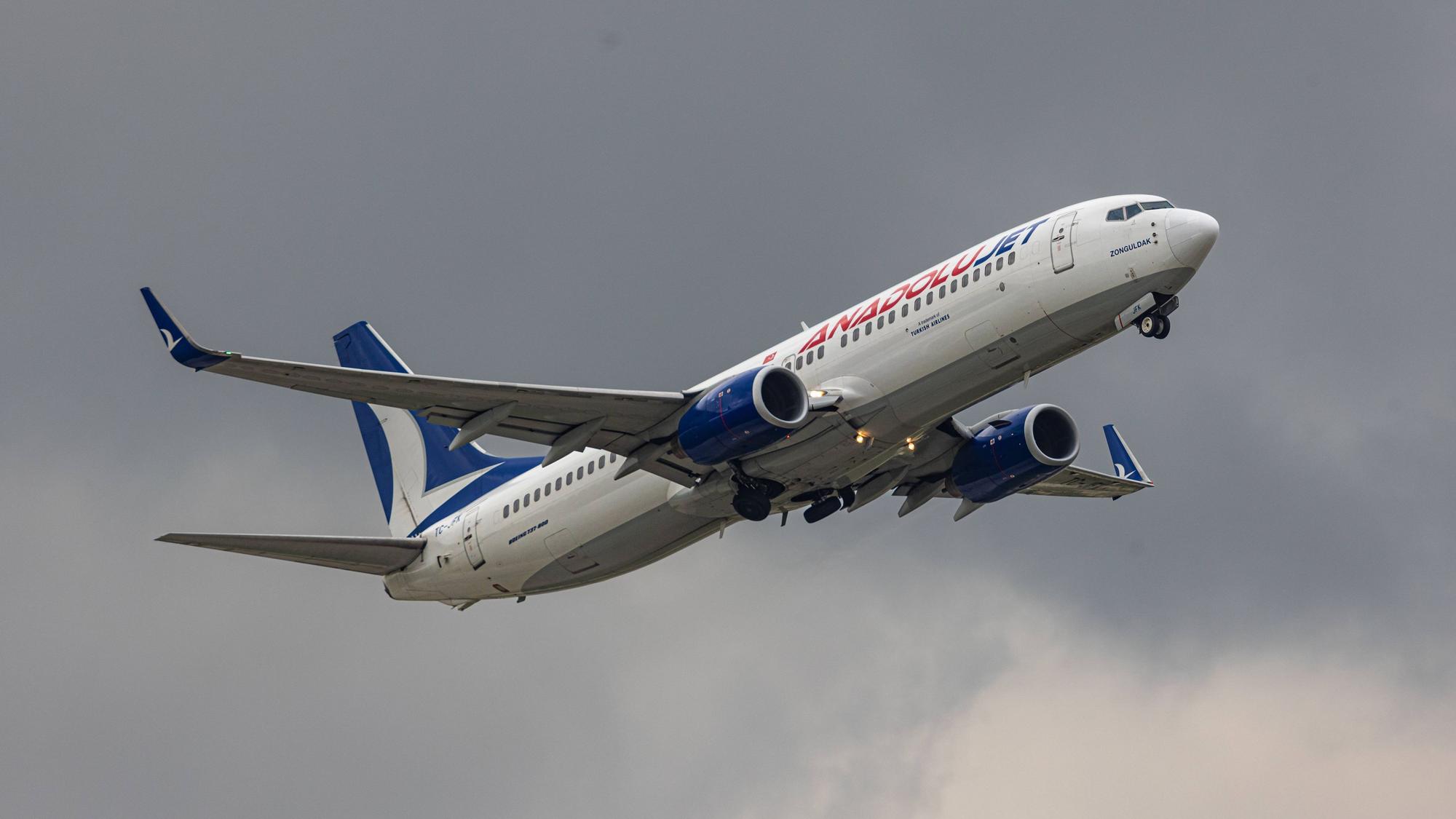 Eine Boeing 737 der türkischen Fluggesellschaft Ajet kurz nach dem Start in einem Unwetter. Das Flugzeug ist vor grauen Gewitterwolken im Steigflug. (Symbolbild)
