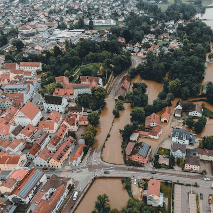 Durch das Hochwasser an der Donau ist das bayerische Abensberg im Landkreis Kelheim überflutet. An mehr als zehn Stellen entlang der Donau gilt weiterhin die höchste Warnstufe, der Katastrophenfall wurde ausgerufen.
