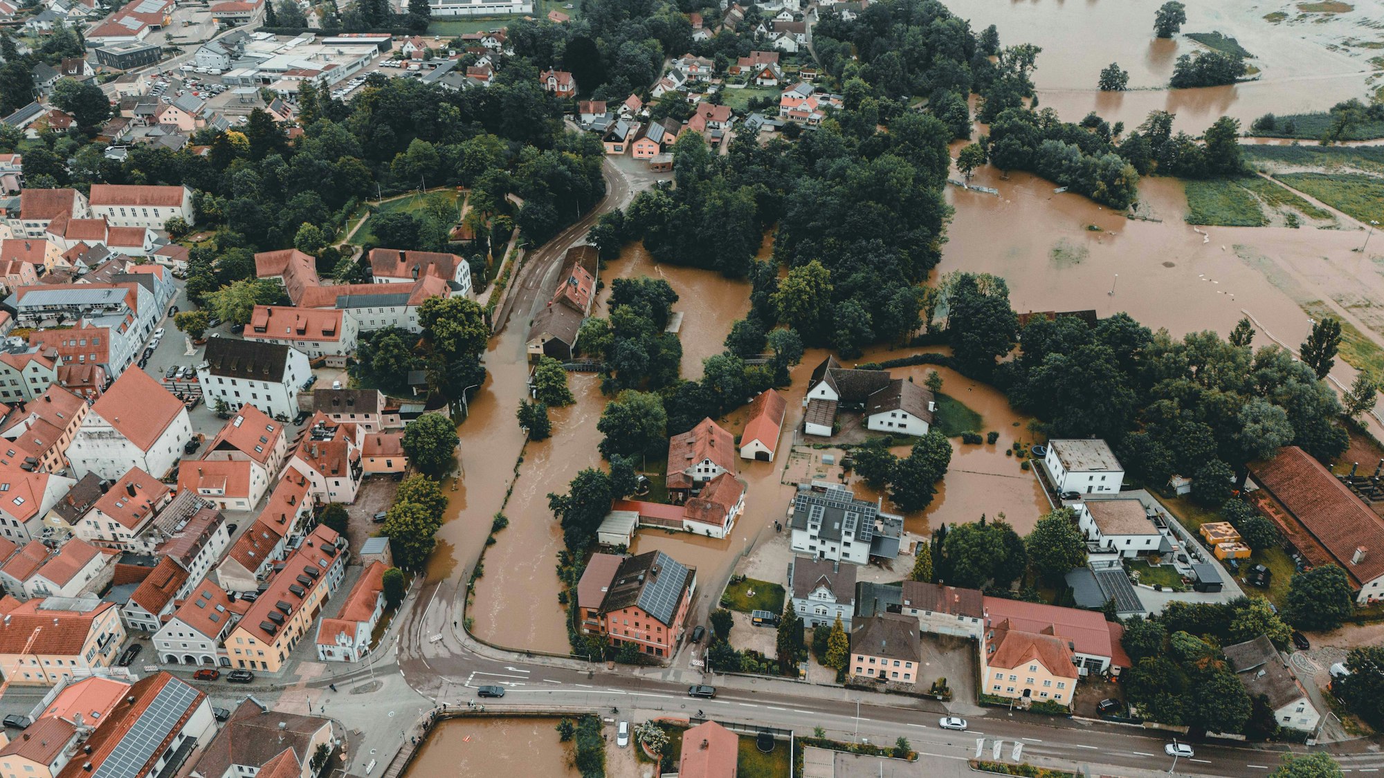 Durch das Hochwasser an der Donau ist das bayerische Abensberg im Landkreis Kelheim überflutet. An mehr als zehn Stellen entlang der Donau gilt weiterhin die höchste Warnstufe, der Katastrophenfall wurde ausgerufen.