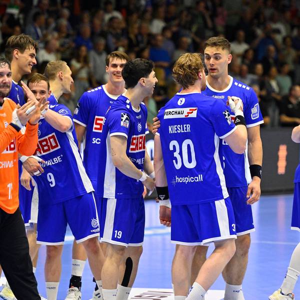 Mehrere Spieler des VfL Gummersbach auf dem Handballfeld nach einem Spiel.