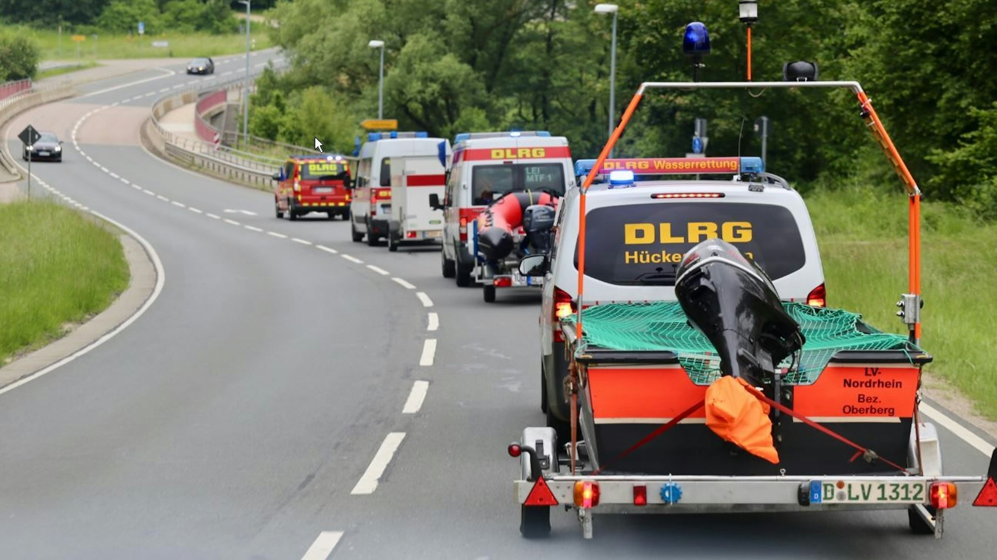 Die Bootstrupps aus Gummersbach, Wipperfürth und Hückeswagen sind mittlerweile im Hochwassergebiet eingetroffen.