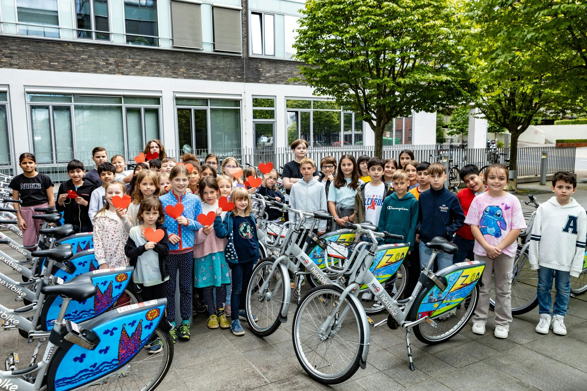 Stolz präsentierten die Kinder aus drei Grundschulen die nach ihren Entwürfen gestalteten KVB-Räder