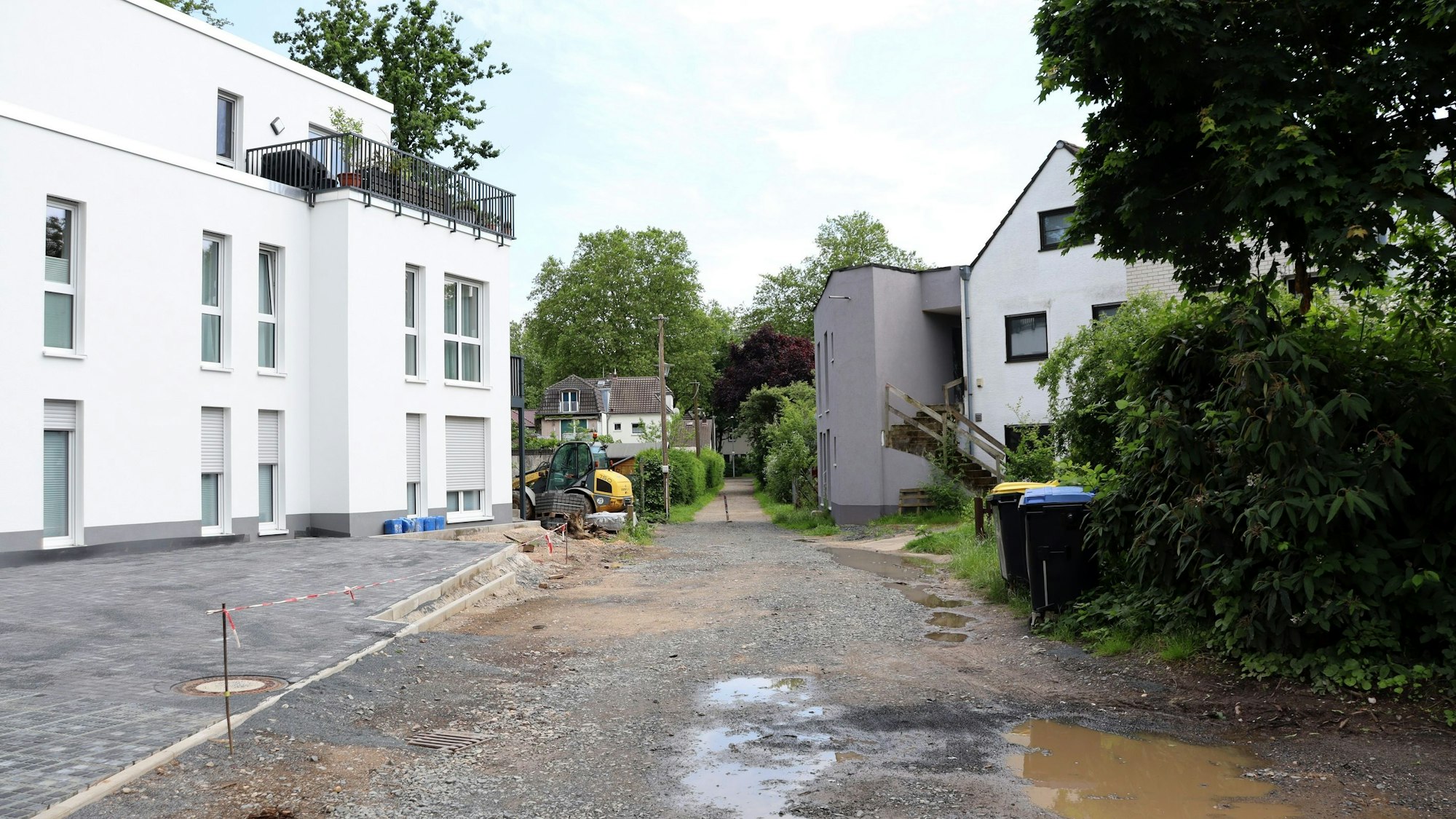 Das Foto zeigt den Verbindungsweg zwischen der Iddelsfelder Straße und dem Wendehammer der Sackgasse Pützacker in Köln-Mülheim. Foto von Uwe Schäfer