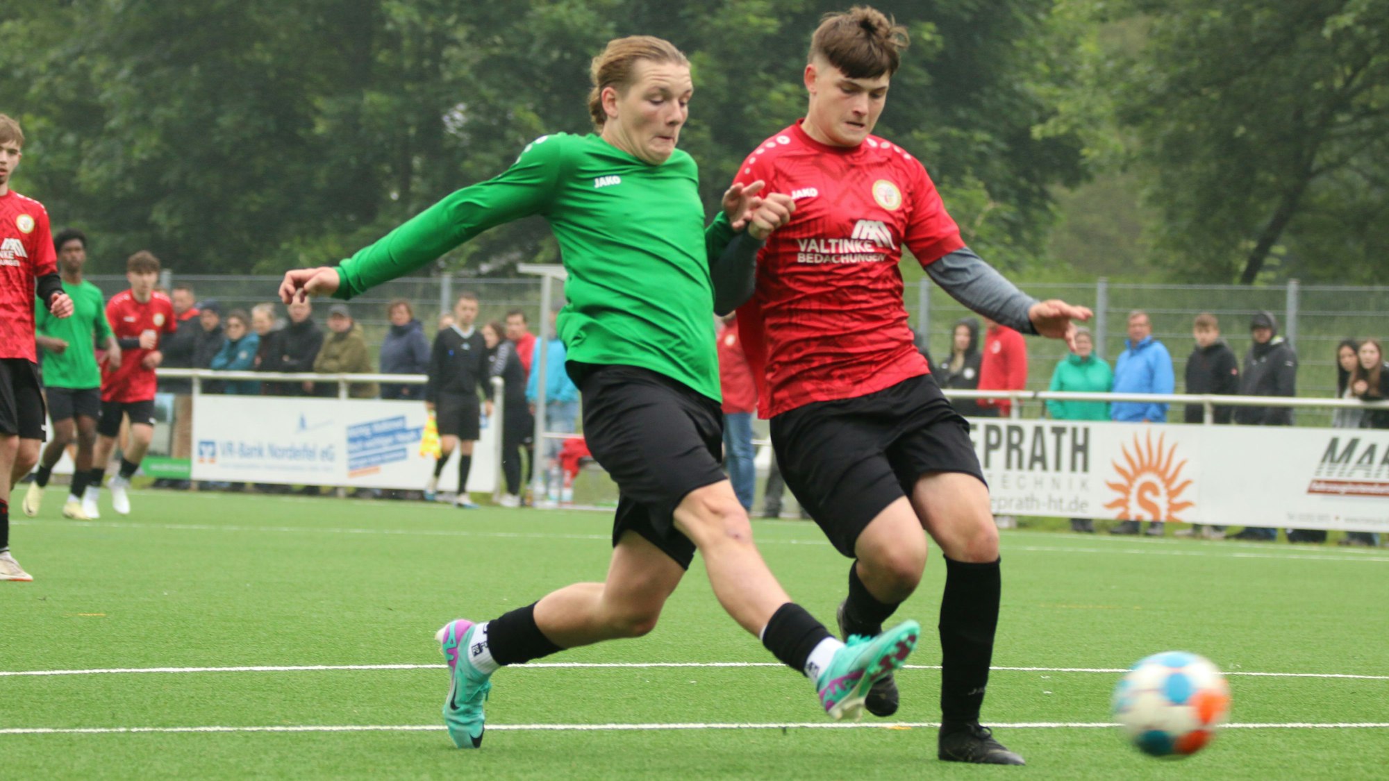 Erft-01-Spieler Luke Gossing beim Torschuss.