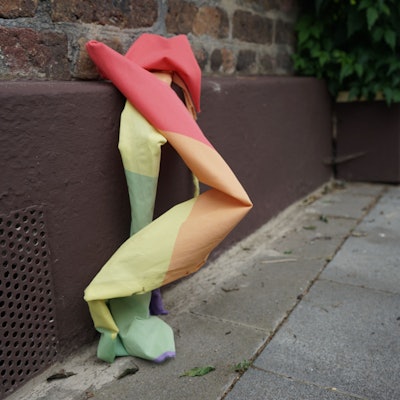 Eine zerrissene Regenbogenfahne.