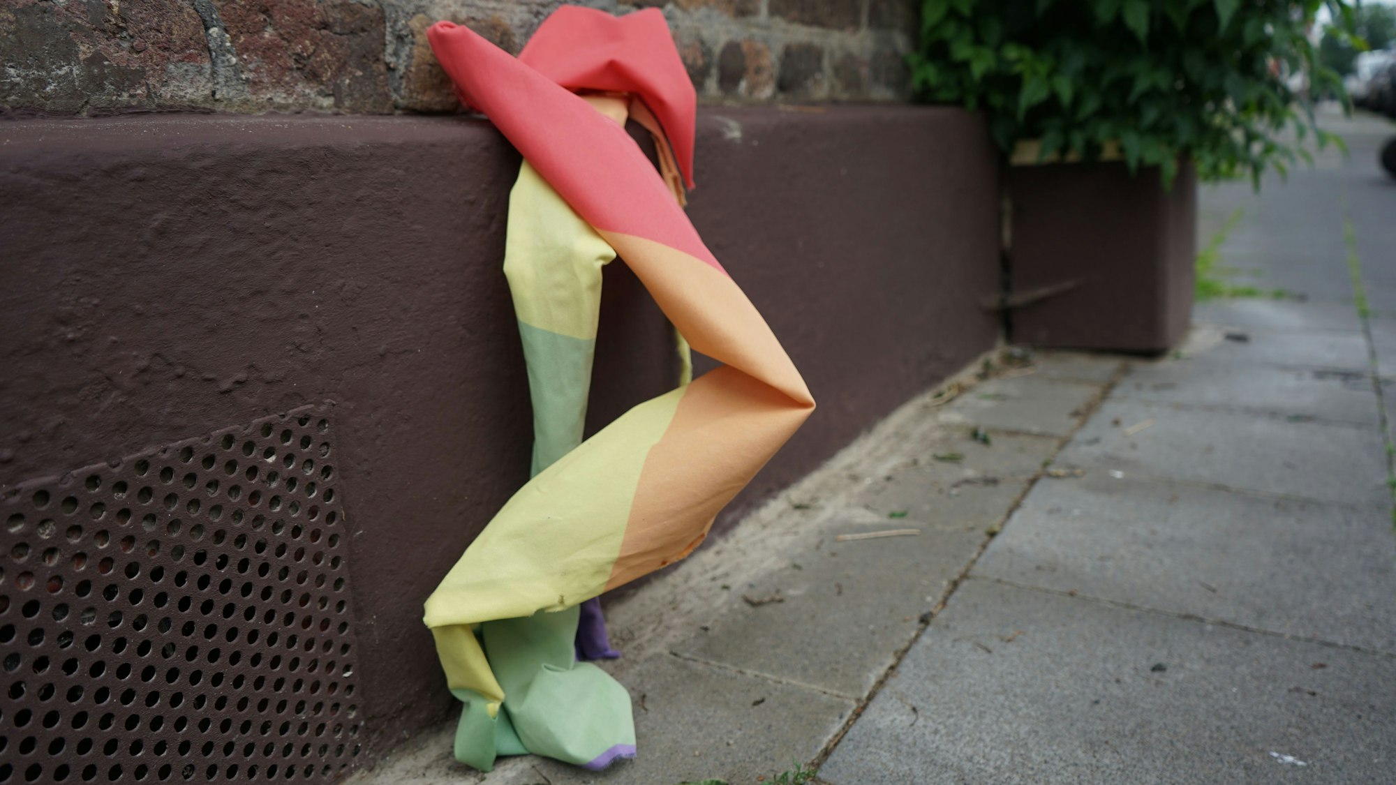 Eine zerrissene Regenbogenfahne.