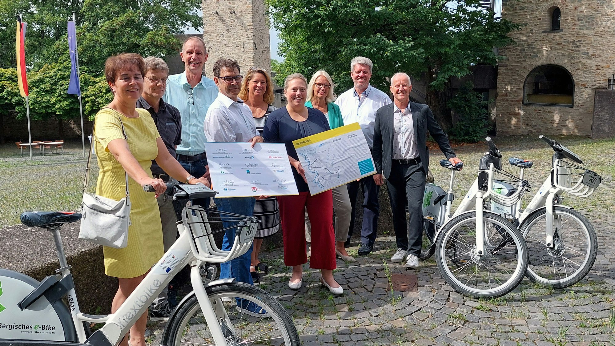 Das Foto zeigt Verantwortliche aus Kommunen bei der Unterzeichnung eines Vertrages zu Standards bei den Radpendlerrouten