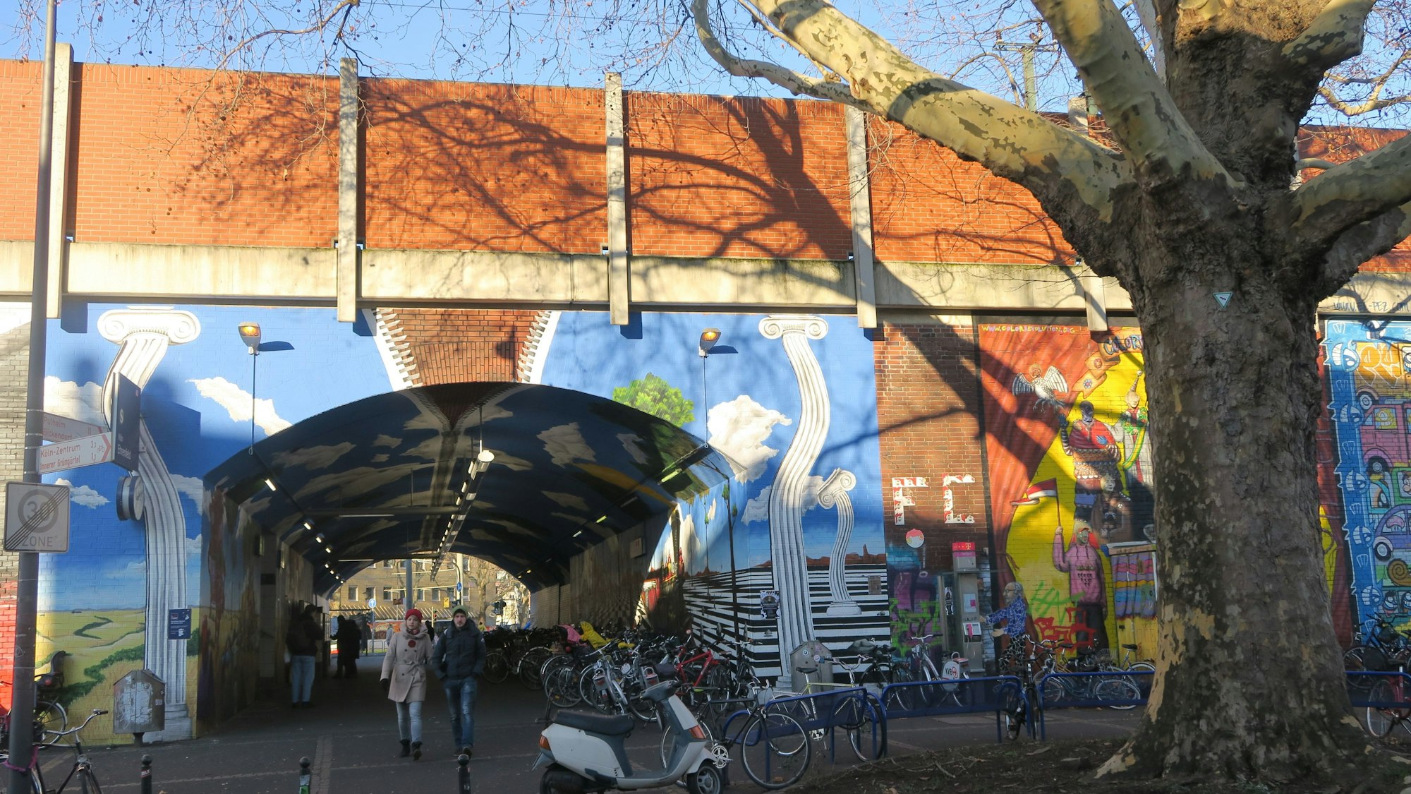 Bunt und einladend ist der östliche Zugang zum Ehrenfelder Bahnhof ja, Rolltreppen und Aufzüge werden trotzdem schmerzlich vermisst
