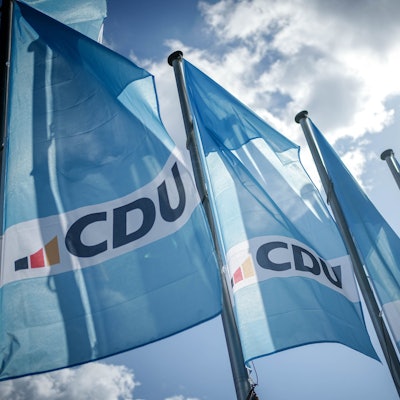 Das CDU-Logo ist auf Fahnen vor dem Konrad-Adenauer-Haus, der CDU-Parteizentrale, zu sehen. (Archivbild)