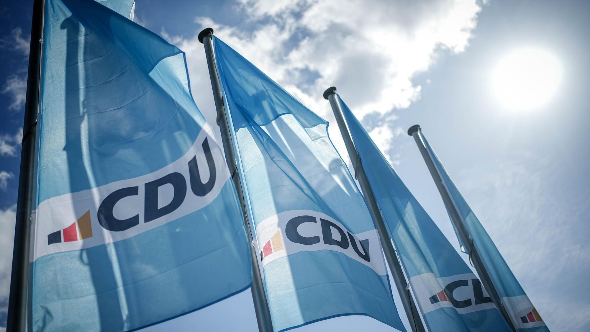 Das CDU-Logo ist auf Fahnen vor dem Konrad-Adenauer-Haus, der CDU-Parteizentrale, zu sehen. (Archivbild)