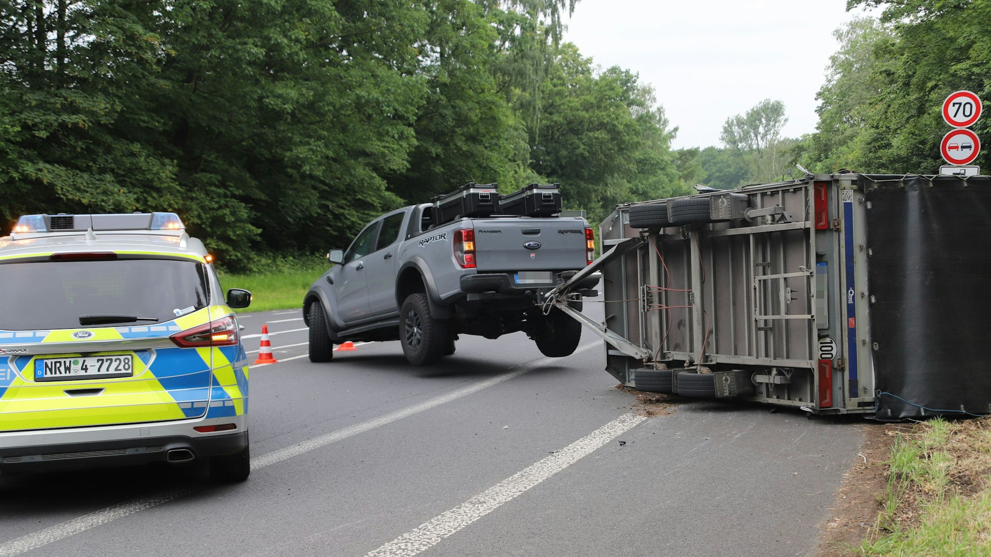 Auf der Bundesstraße 507 ist ein Anhänger mit einem Schaltschrank umgestürzt Die Hinterreifen des Zugwagens schwebten in der Luft.