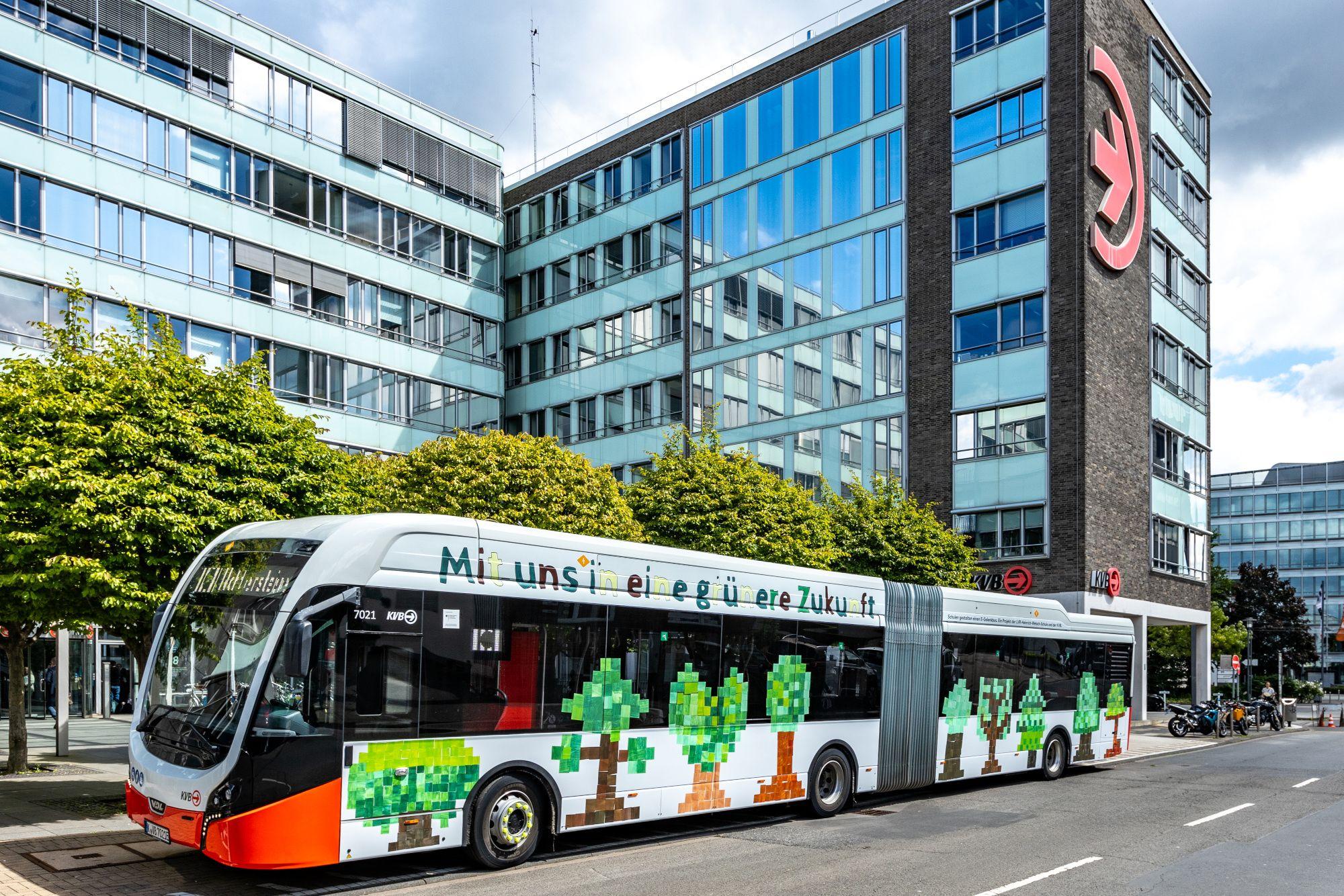 Nach den Ideen der Schülerinnen und Schüler der LVR-Heinrich-Welsch-Schule wurde ein E-Gelenkbus zum Thema „Mit uns in eine grüne Zukunft“ gestaltet.