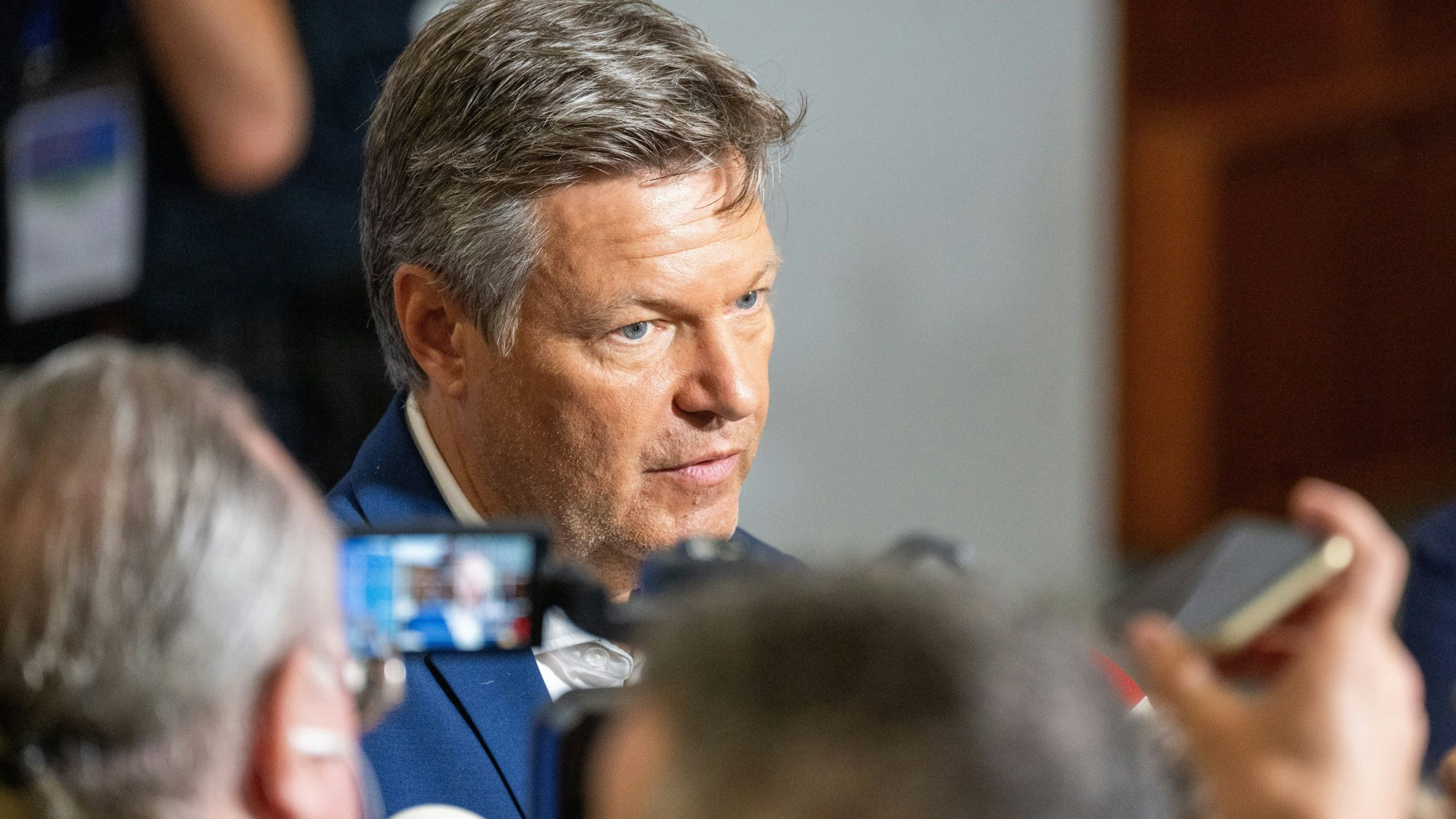 Robert Habeck (Bündnis 90/Die Grünen), Bundesminister für Wirtschaft und Klimaschutz, spricht beim Ostdeutschen Wirtschaftsforum im Theater am See mit Journalisten.