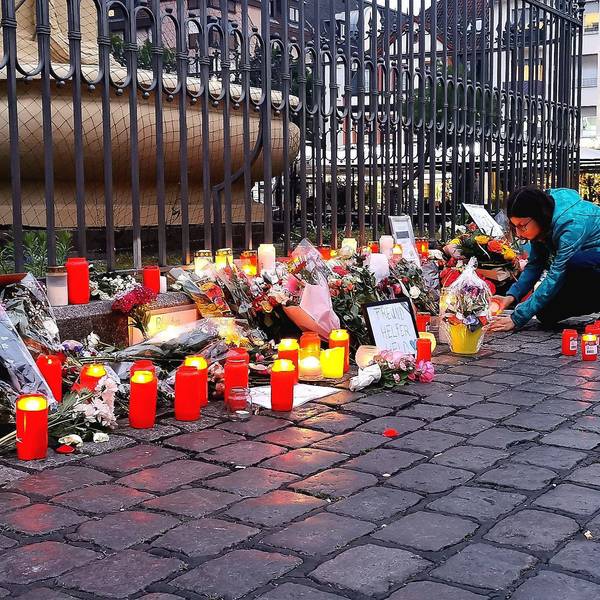 Nach dem Bekanntwerden vom Tod des Polizisten legen am Tatort am Marktplatz Passanten Blumen nieder und zünden Kerzen an. Der Polizist war hier von einem Mann mit einem Messer niedergestochen und lebensgefährlich verletzt worden.