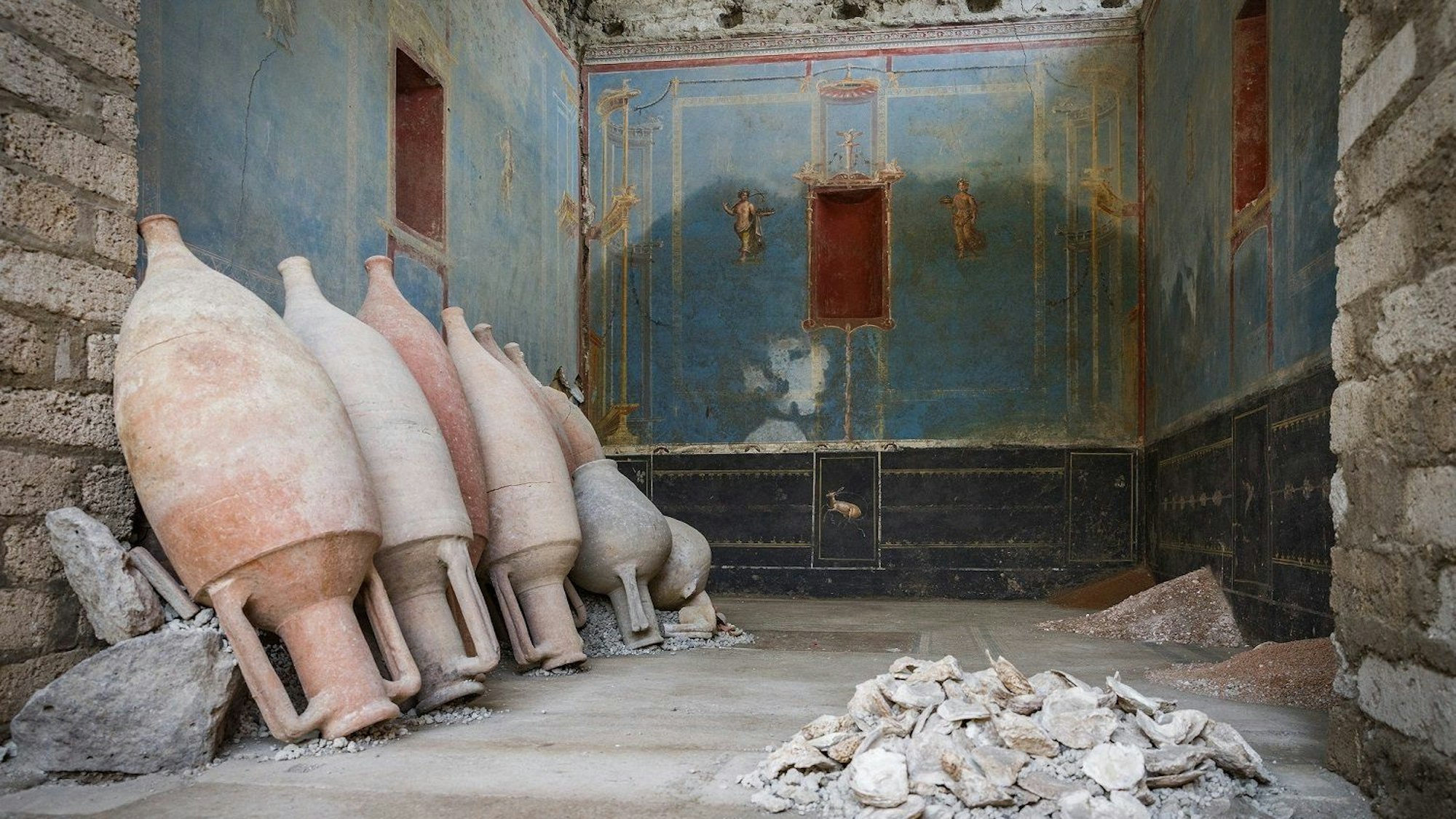 Dabei handelt es sich nach Angaben der Archäologen mit hoher Wahrscheinlichkeit um eine Art Hausaltar, in dem heilige Gegenstände aufbewahrt wurden.