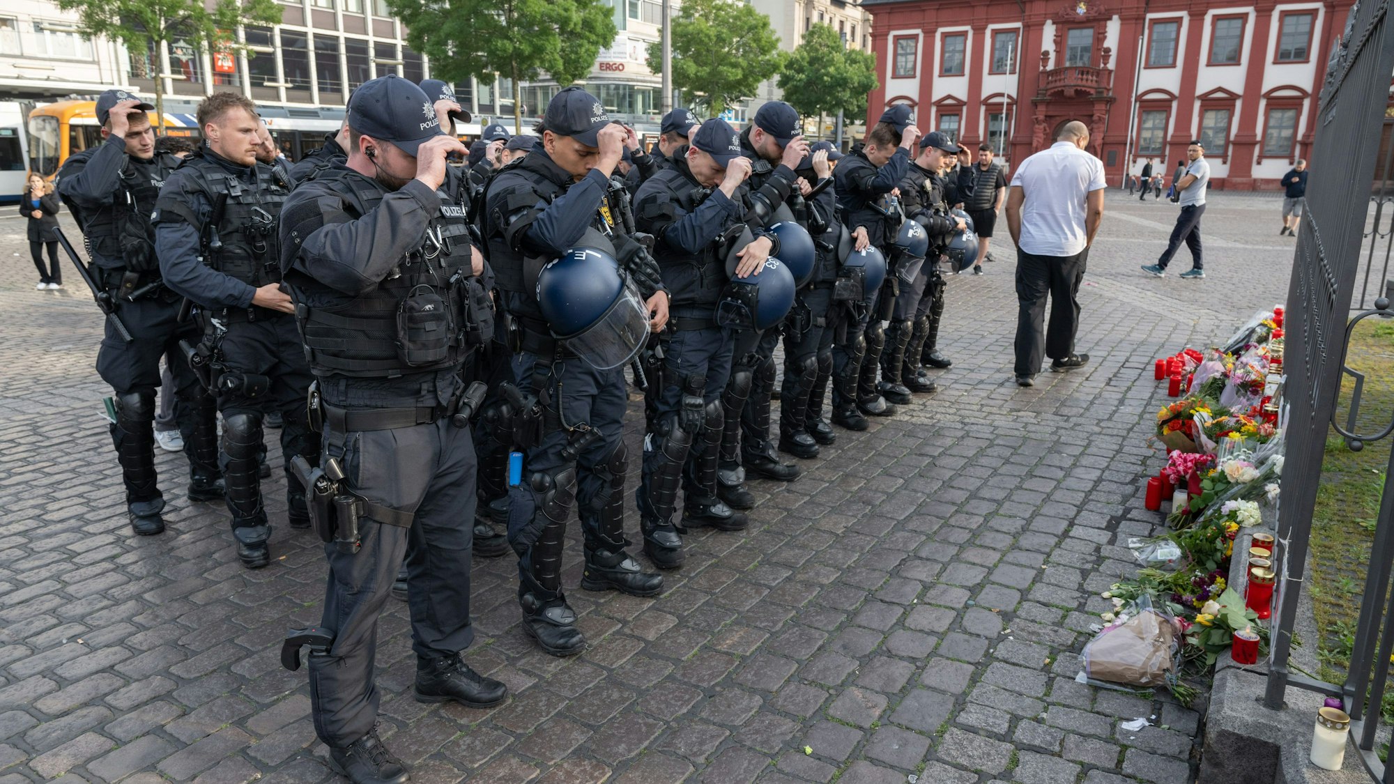 Mannheim: Minuten nach dem Bekanntwerden seines Todes trauern Polizisten auf dem Marktplatz in Mannheim um ihren getöteten Kollegen.