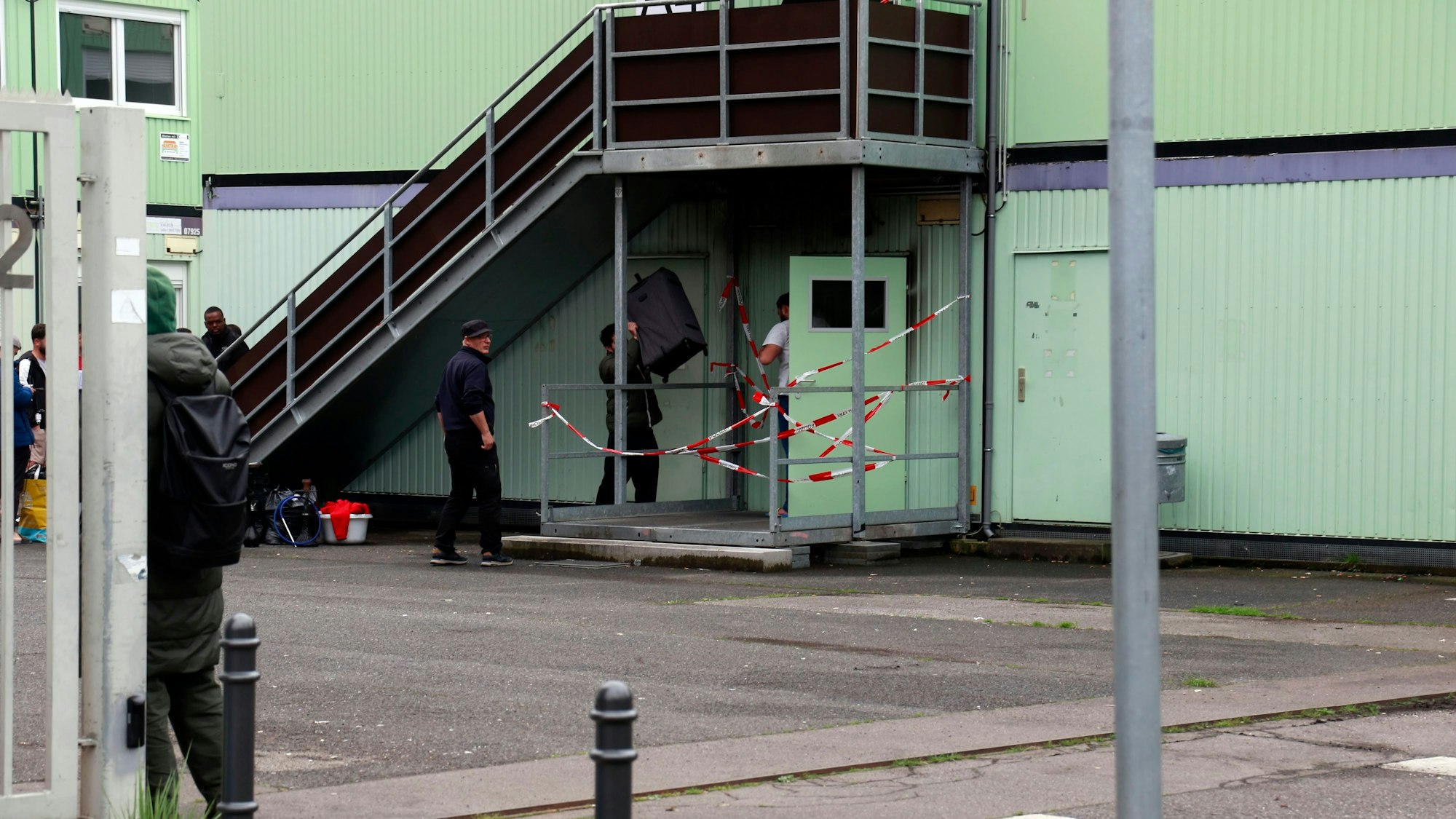 Die Flüchtlingsunterkunft in der Neuehrenfelder Herkulesstraße ist nach einem Brand derzeit nicht mehr bewohnbar. In einem Container brach das Feuer aus.