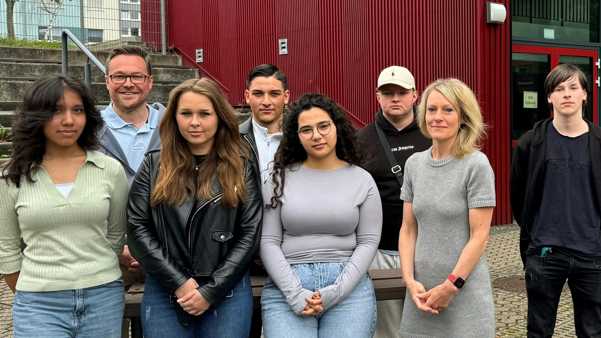 Zu sehen ist eine Gruppe von Schülern und Lehrern der Hauptschule Frechen.