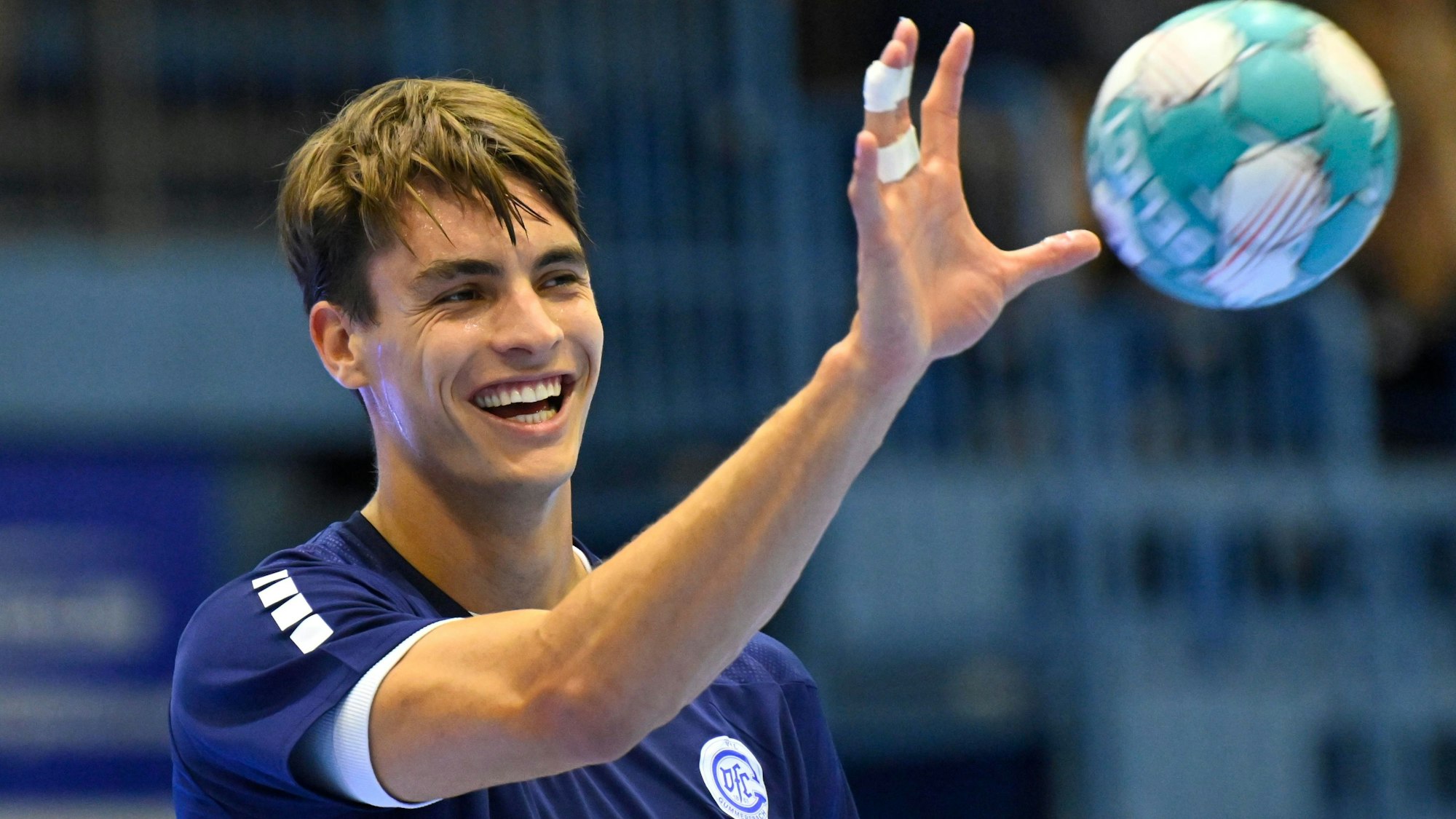 Mit einem breiten Lachen nimmt Julian Köster den Ball entgegen.