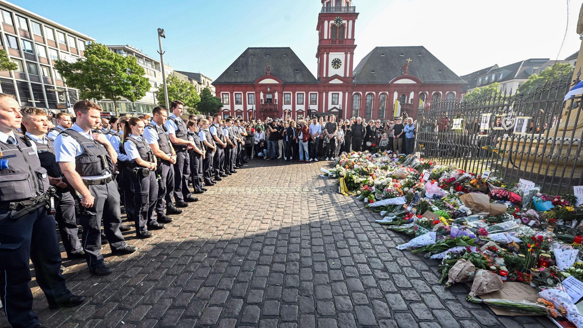 Mannheimer Polizisten gedenken ihres am Freitag bei einem Messerangriff getöteten Kollegen.