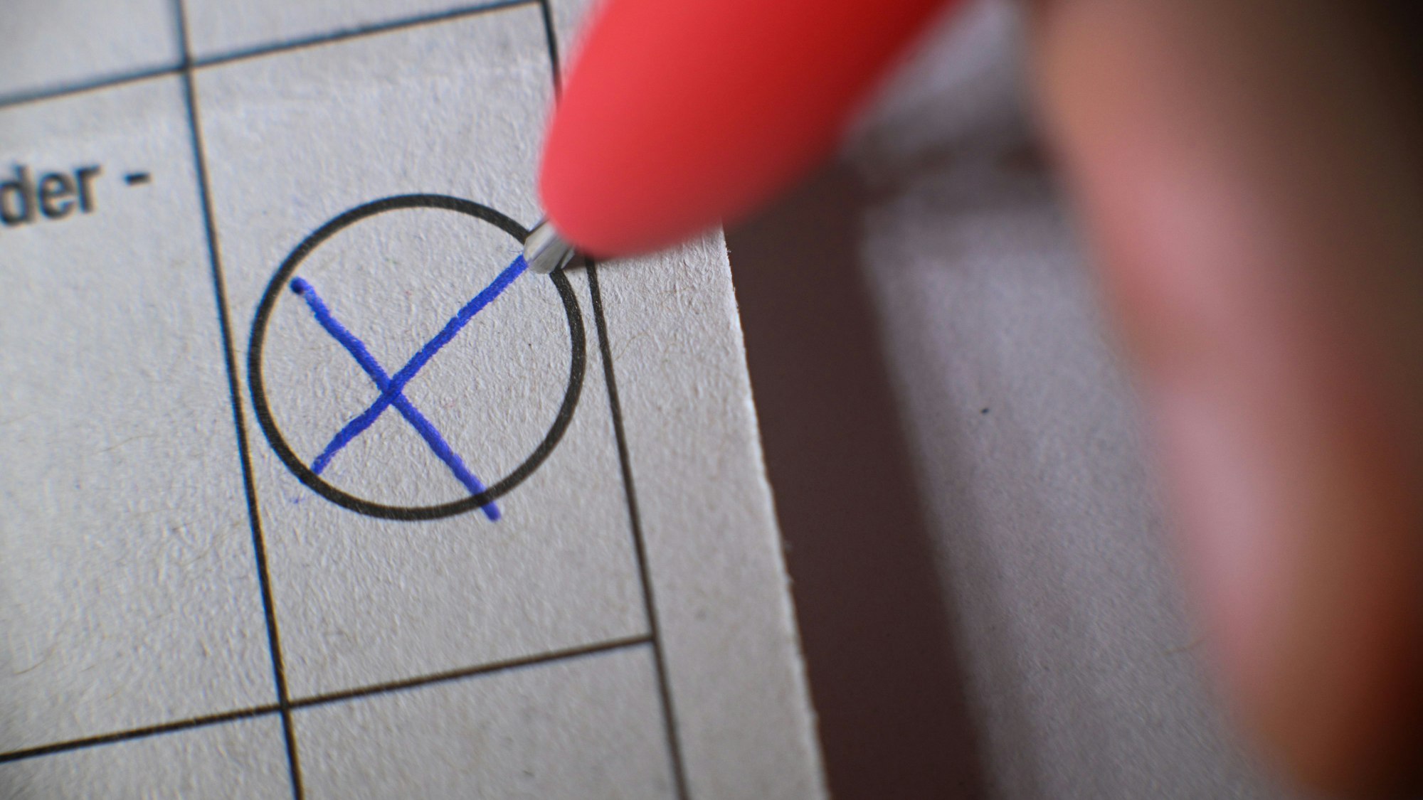 Ein Mann wählt auf einem Stimmzettel für die Wahl zum Europäischen Parlament per Briefwahl. Diese findet vom 6. bis 9. Juni 2024 in den EU-Mitgliedstaaten statt. In Deutschland ist der 9. Juni der Wahltag.