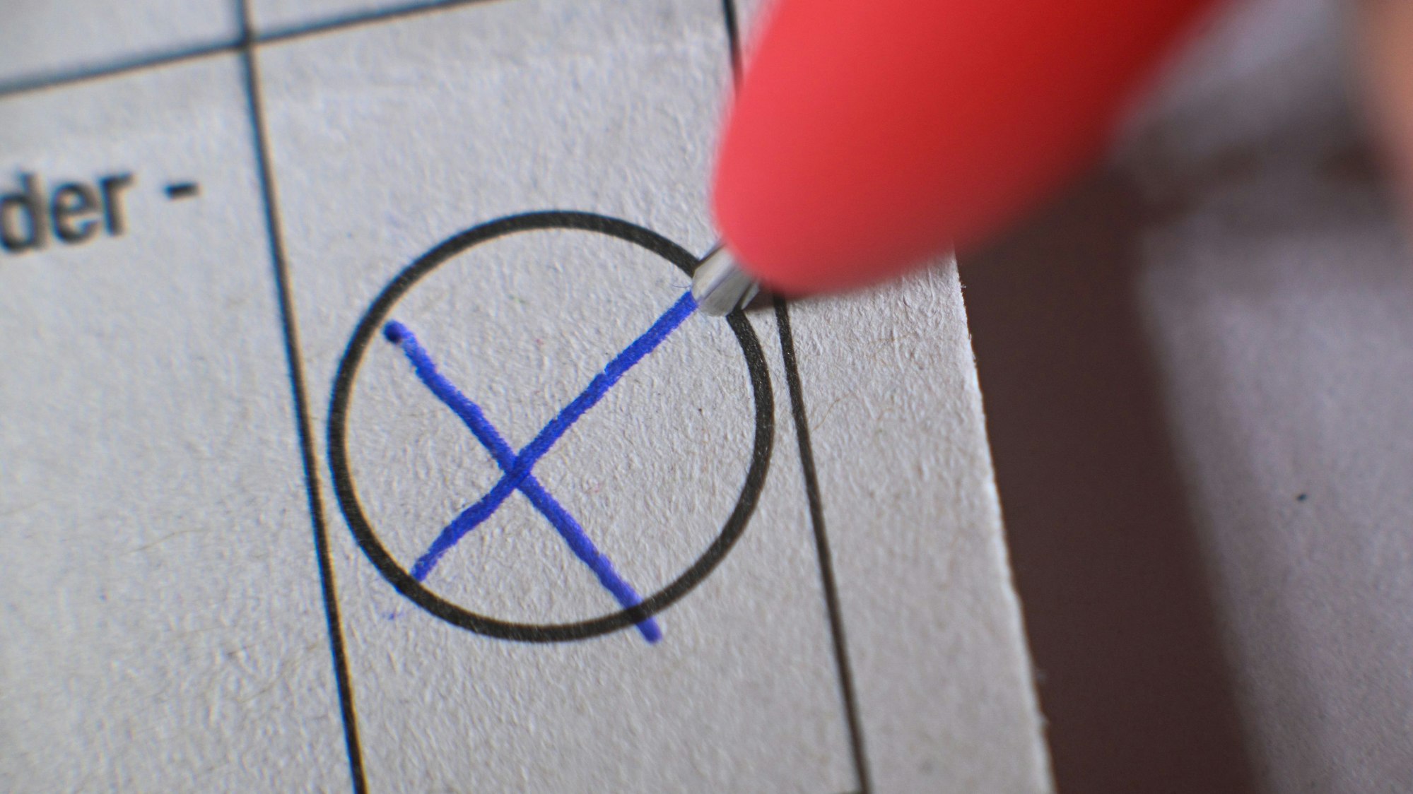 Das Bild zeigt einen Stimmzettel mit einem Kreuz.