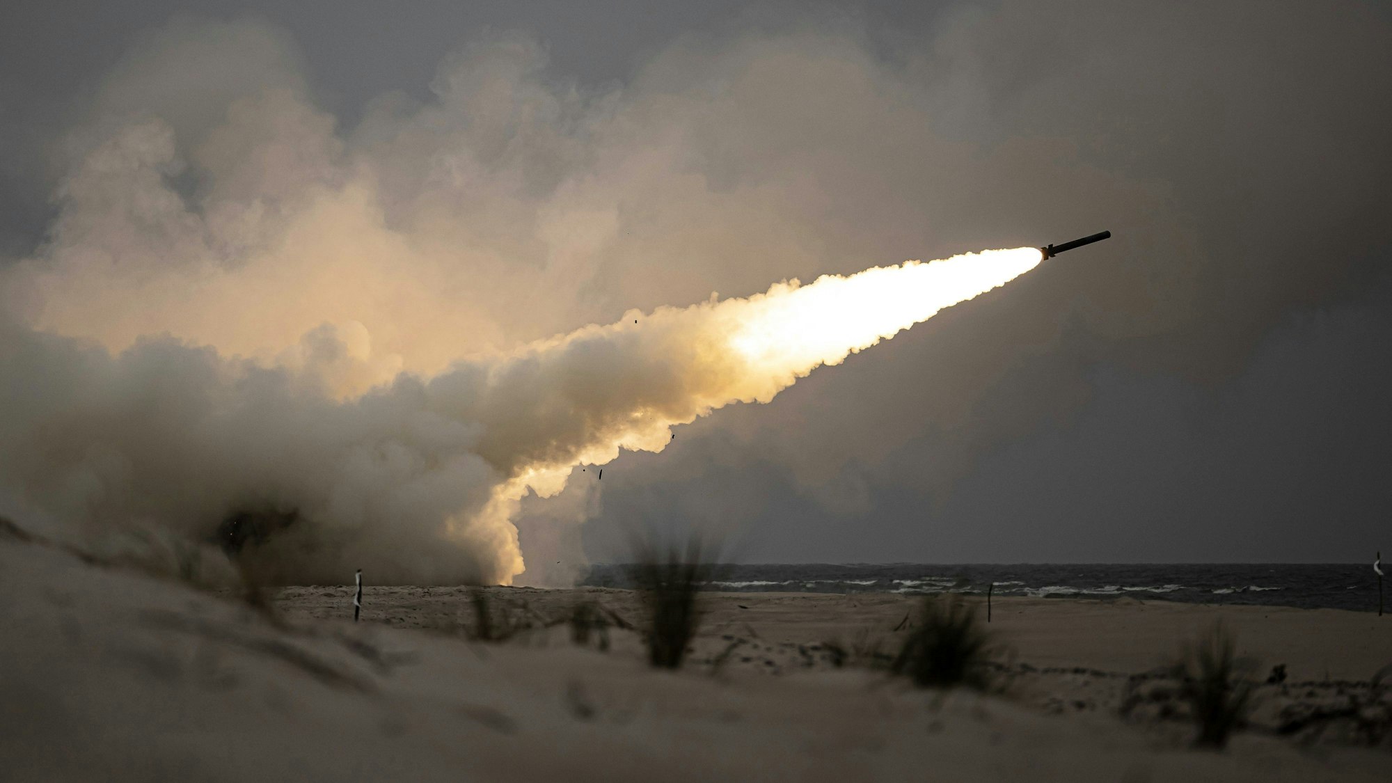 Ein amerikanisches HIMARS-Raketensystem bei einer Übung in Polen. Die Ukraine hat Berichten zufolge mit den US-Raketen Ziele in Russland angegriffen. (Archivbild)