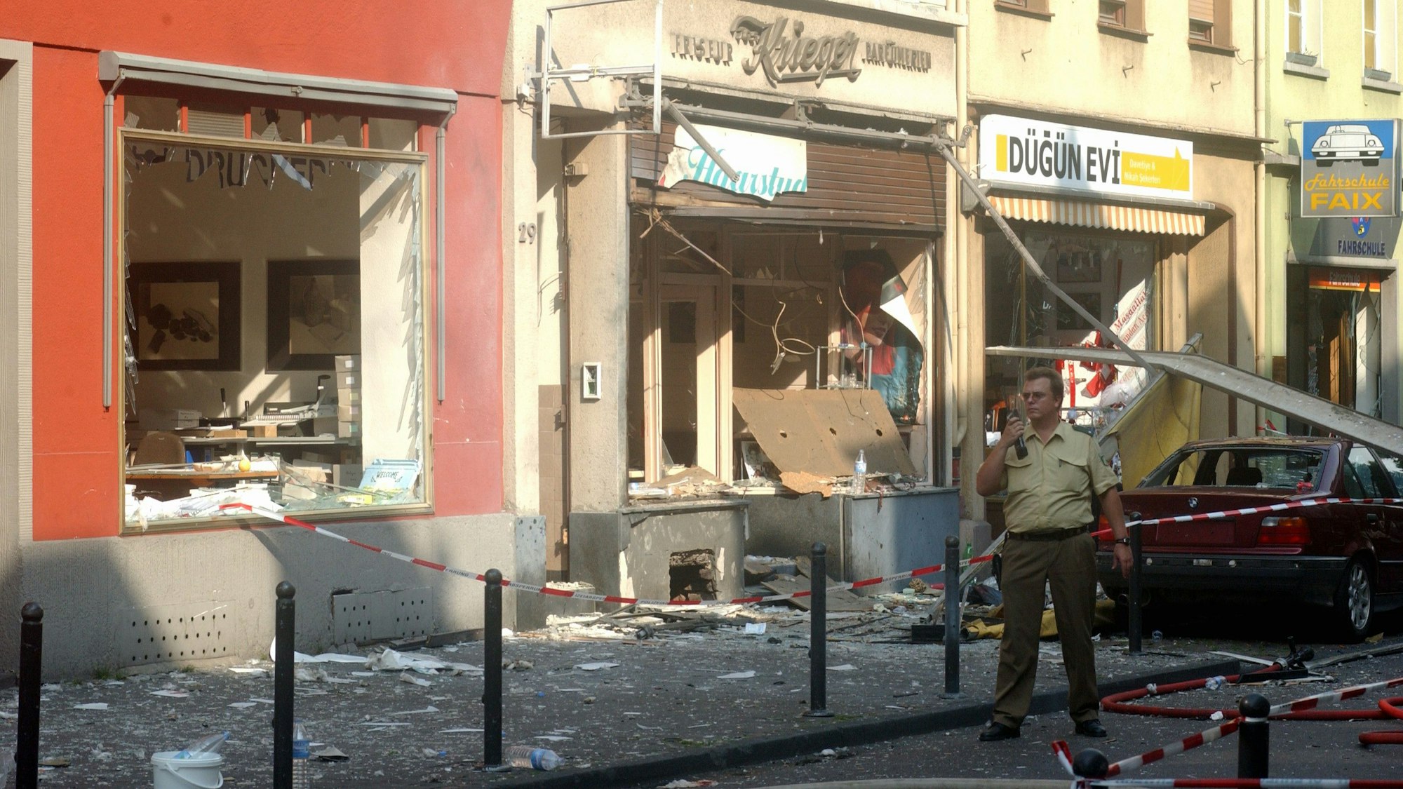 Starke Verwüstung: Bei dem Anschlag wurden viele Geschäfte durch die Wuxcht der Explosion stark beschädigt, 22 Menschen waren zum Teil schwer verletzt worden.