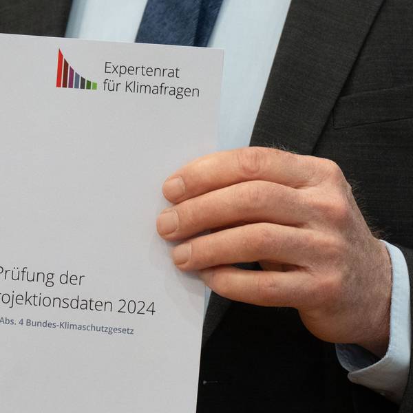 Hans-Martin Henning, Vorsitzender vom Expertenrat für Klimafragen (ERK) und Direktor Fraunhofer ISE, zeigt das Sondergutachten zur Prüfung der Treibhausgas-Projektionsdaten 2024.