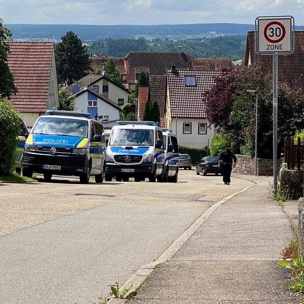 04.06.2024, Baden-Württemberg, Althengstett: Polizeifahrzeuge stehen in Althengstett. Mit einer Razzia geht die Bundesanwaltschaft gegen mögliche Unterstützer der mutmaßlichen Terrorgruppe um den «Reichsbürger»-Ideologen Heinrich XIII. Prinz Reuß vor. Ein Großaufgebot der Polizei durchsucht seit dem frühen Dienstagmorgen sieben Objekte und drei Grundstücke in Baden-Württemberg, Sachsen und Schleswig-Holstein, wie eine Sprecherin der Bundesanwaltschaft mitteilte. Recrop. Foto: Silas Stein/dpa +++ dpa-Bildfunk +++
