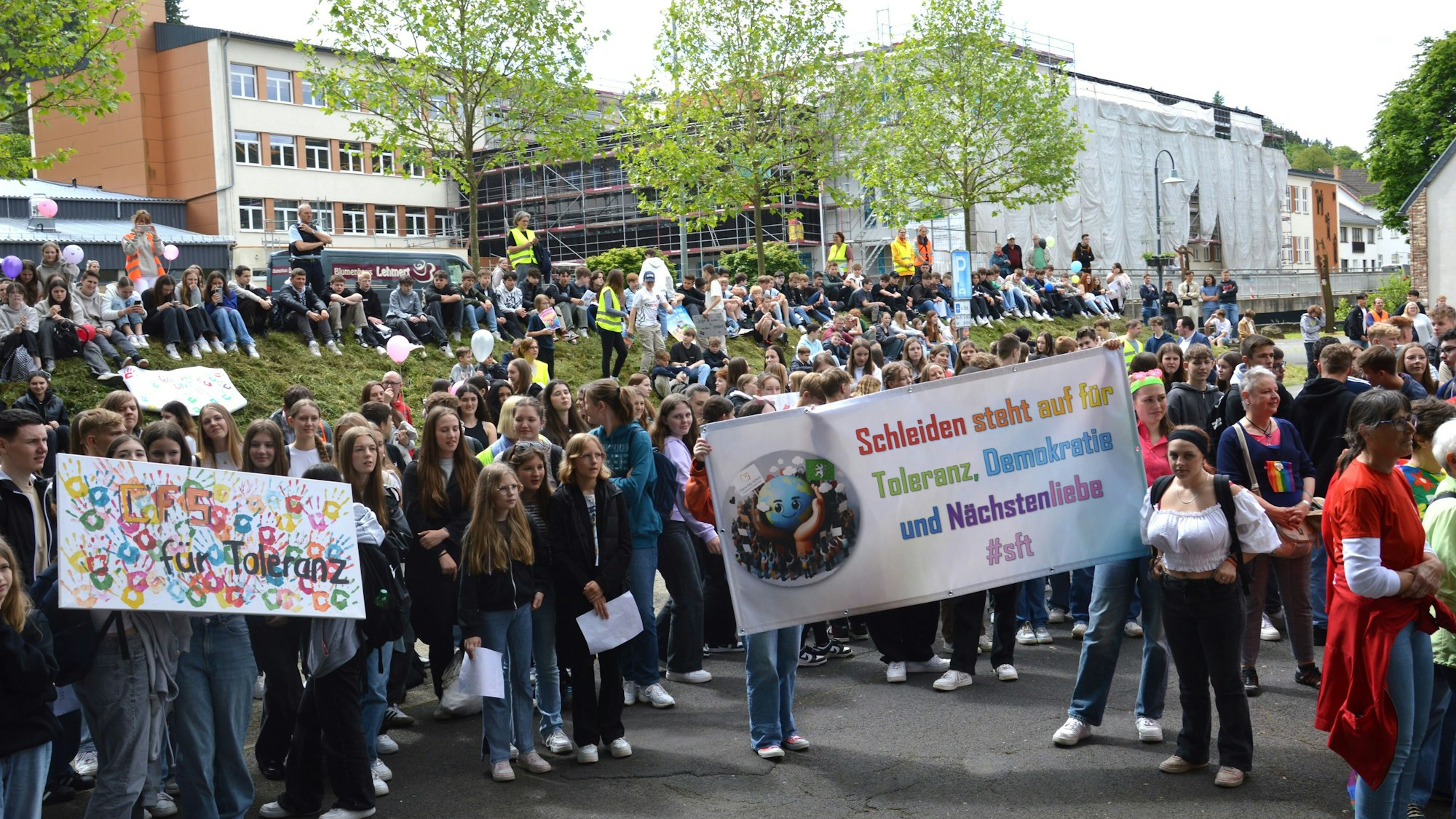 Das Bild zeigt viele Schüler mit Transparenten.