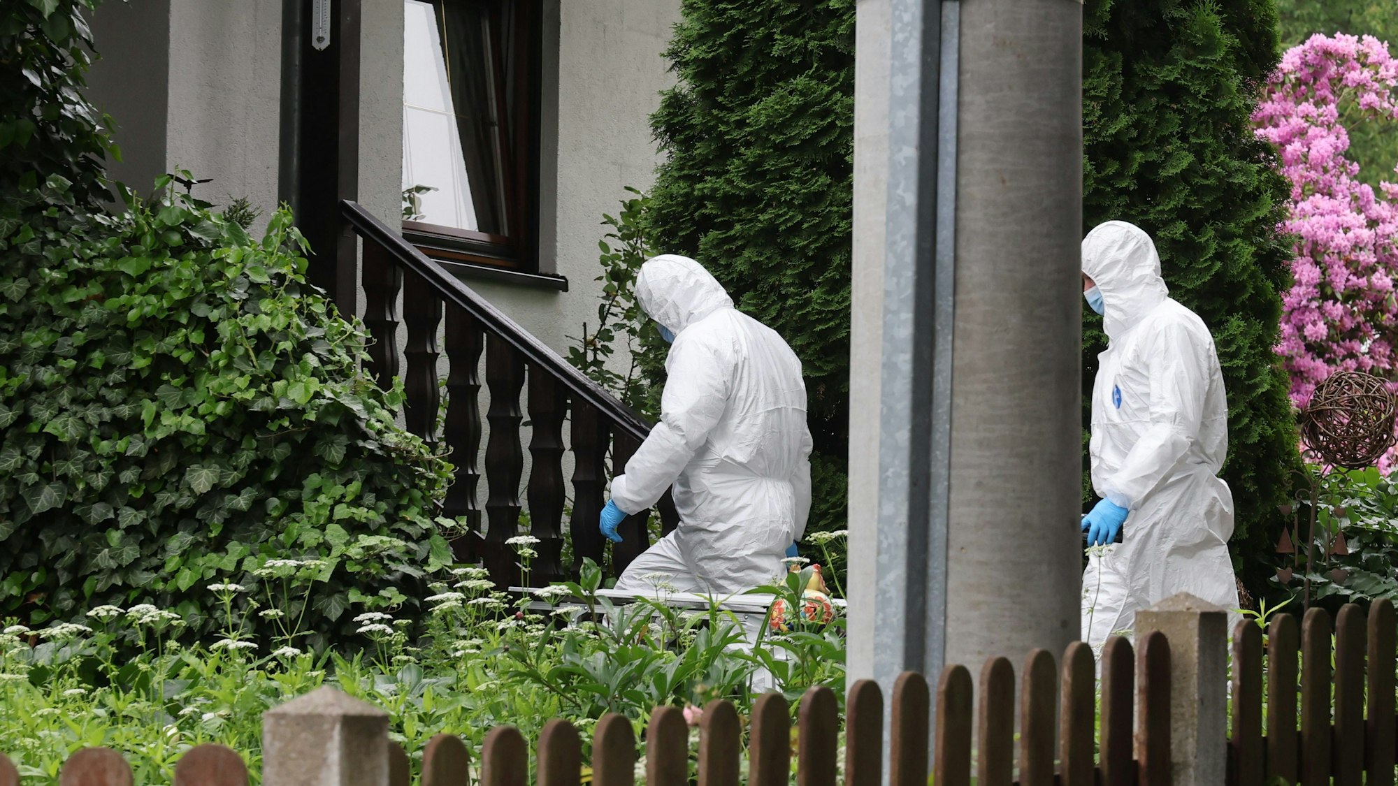 Tirpersdorf: Polizeibeamte der Spurensicherung sind am Montag (3. Juni) an einem mutmaßlichen Tatort im Einsatz. In einem Haus war es zu einem Gewaltverbrechen mit drei Toten gekommen.