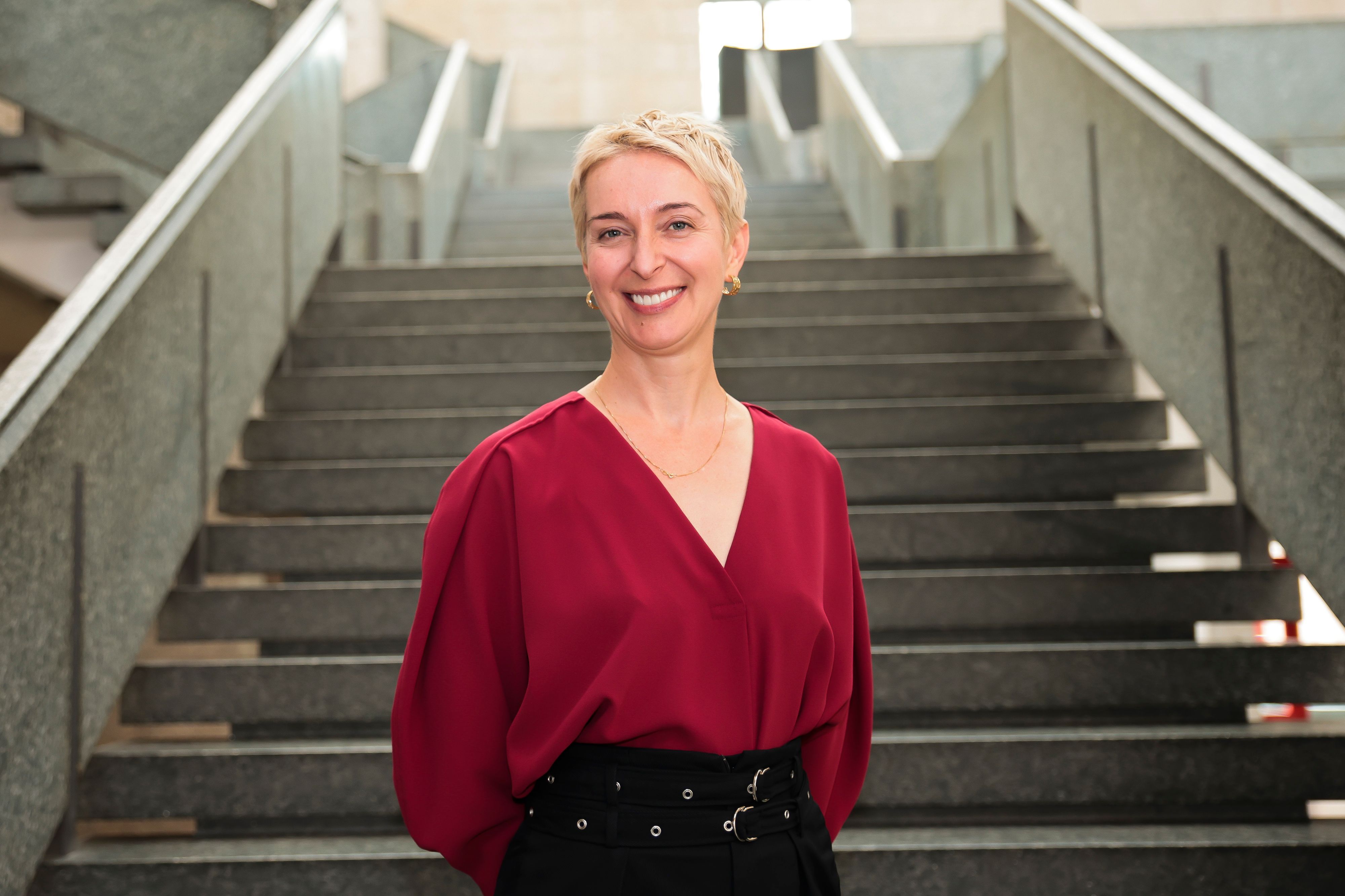 Ewa Bogusz-Moore steht vor einer Treppe.
