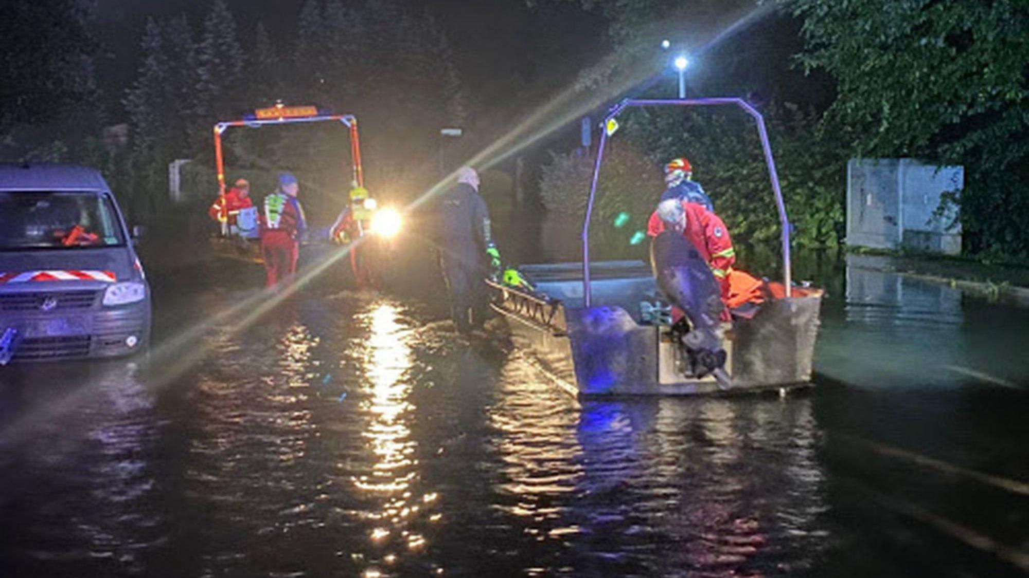 Die Ortsgruppe Waldbröl der DLRG verfügt über Strömungsretter, die selbst bei gefährlichen Bedingungen ins Wasser gehen. Im Juli 2021 waren sie etwa in Hückeswagen im Einsatz.