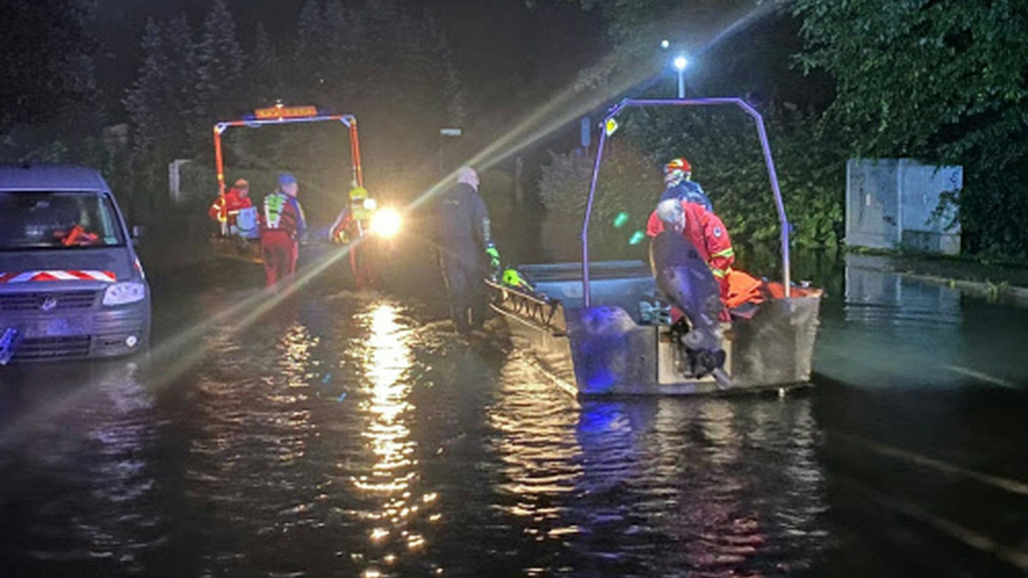 Die Ortsgruppe Waldbröl der DLRG verfügt über Strömungsretter, die selbst bei gefährlichen Bedingungen ins Wasser gehen. Im Juli 2021 waren sie etwa in Hückeswagen im Einsatz.
