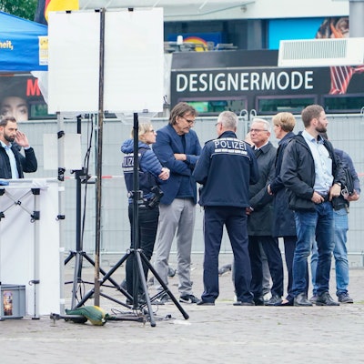 Thomas Strobl (3.v.r.), baden-württembergischer Innenminister spricht am Tatort mit Polizeibeamten.