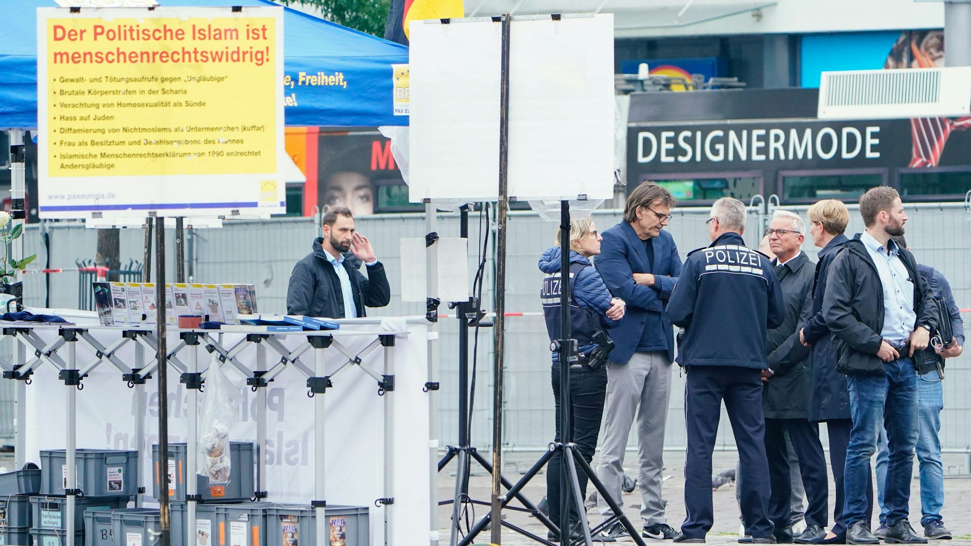 Thomas Strobl (3.v.r.), baden-württembergischer Innenminister spricht am Tatort mit Polizeibeamten.