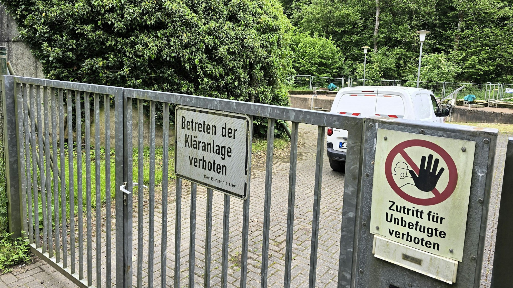 Die Kläranlage in Wald in der Außenansicht.