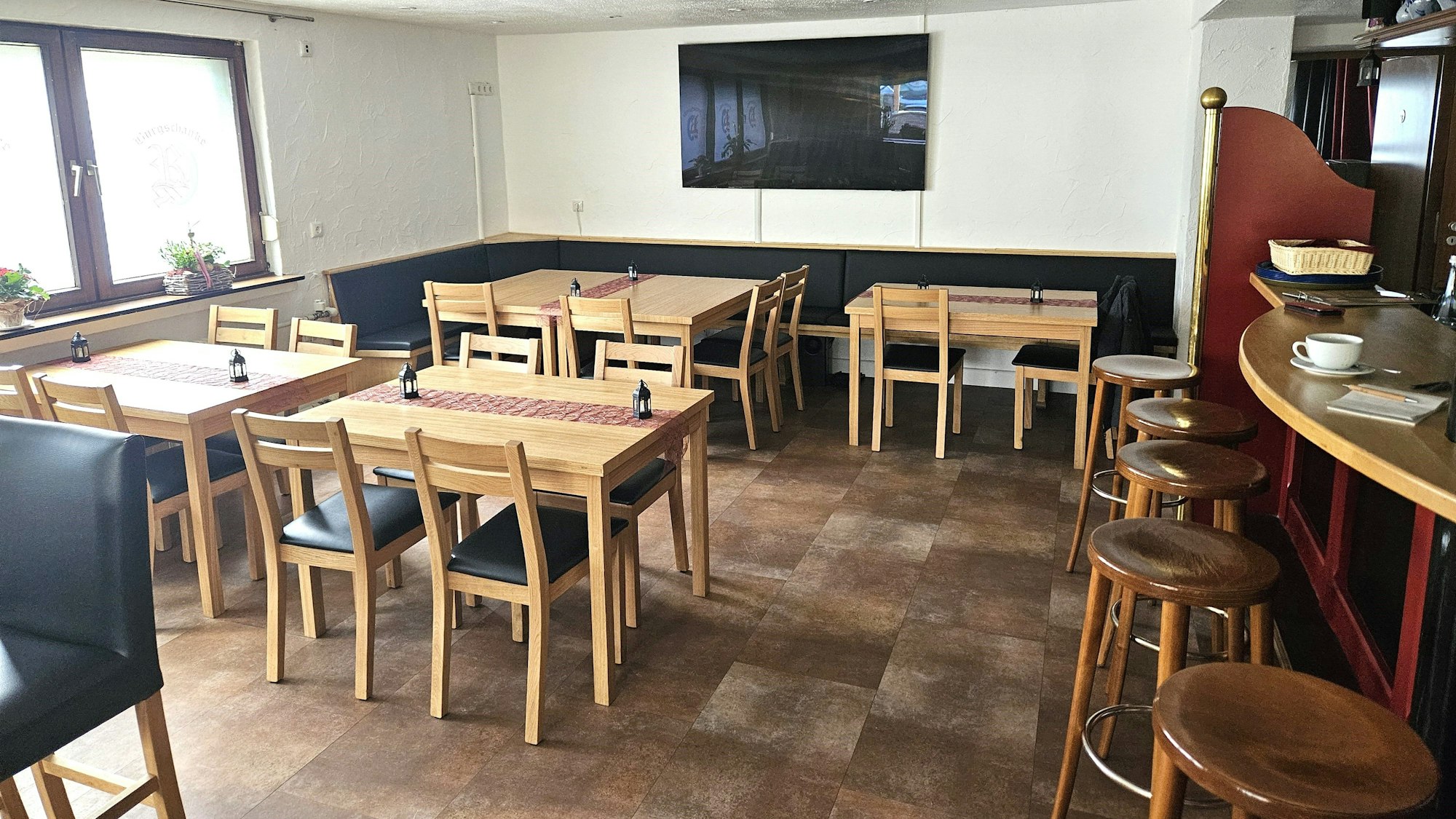 Im Gastraum der Burgschänke in Dreiborn hängt ein Fernsehbildschirm an der Wand.