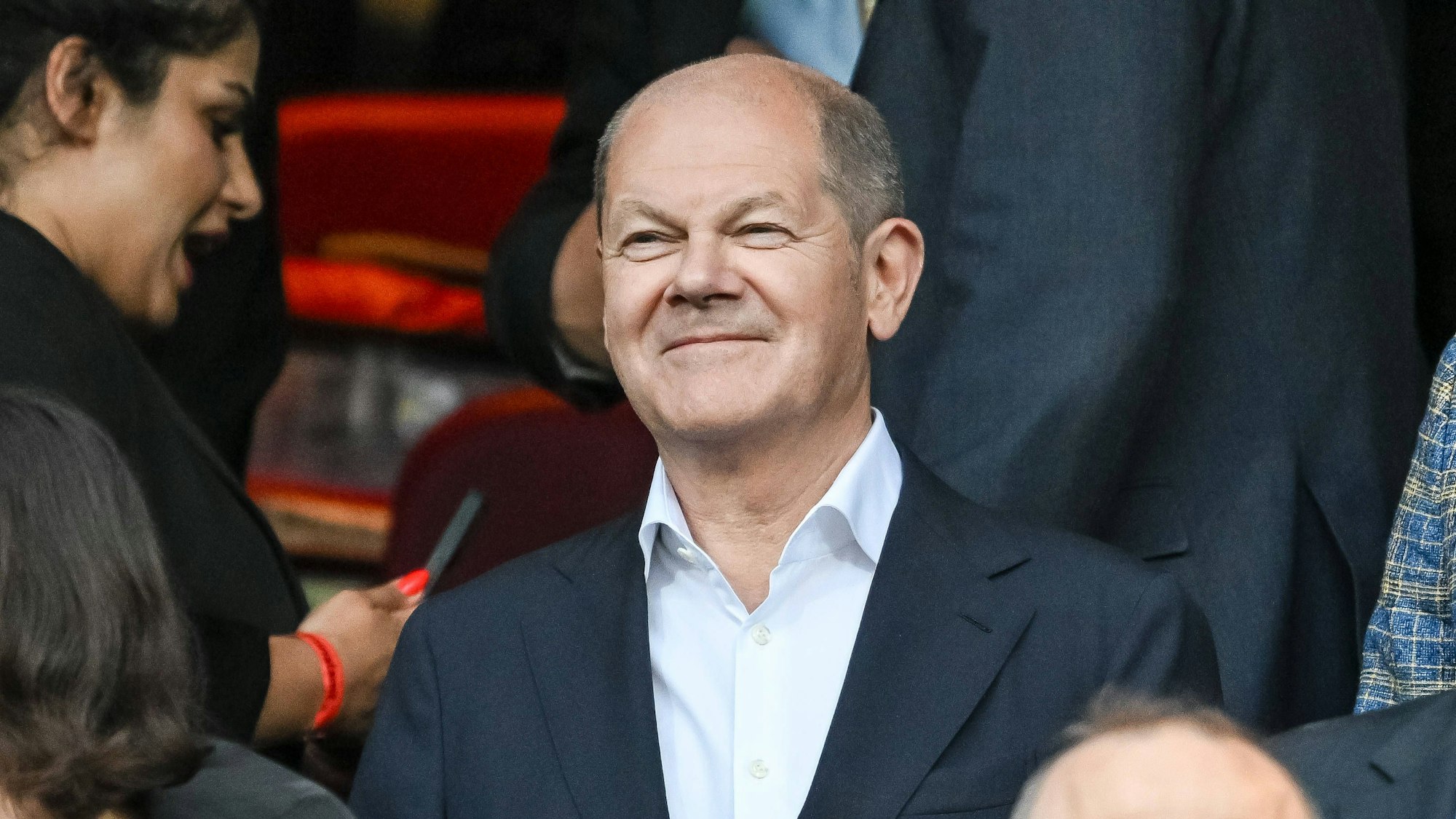 Bundeskanzler Olaf Scholz am Montagabend (3. Juni) auf der Tribüne des Max-Morlock-Stadions in Nürnberg beim Spiel der DFB-Elf gegen die Ukraine.