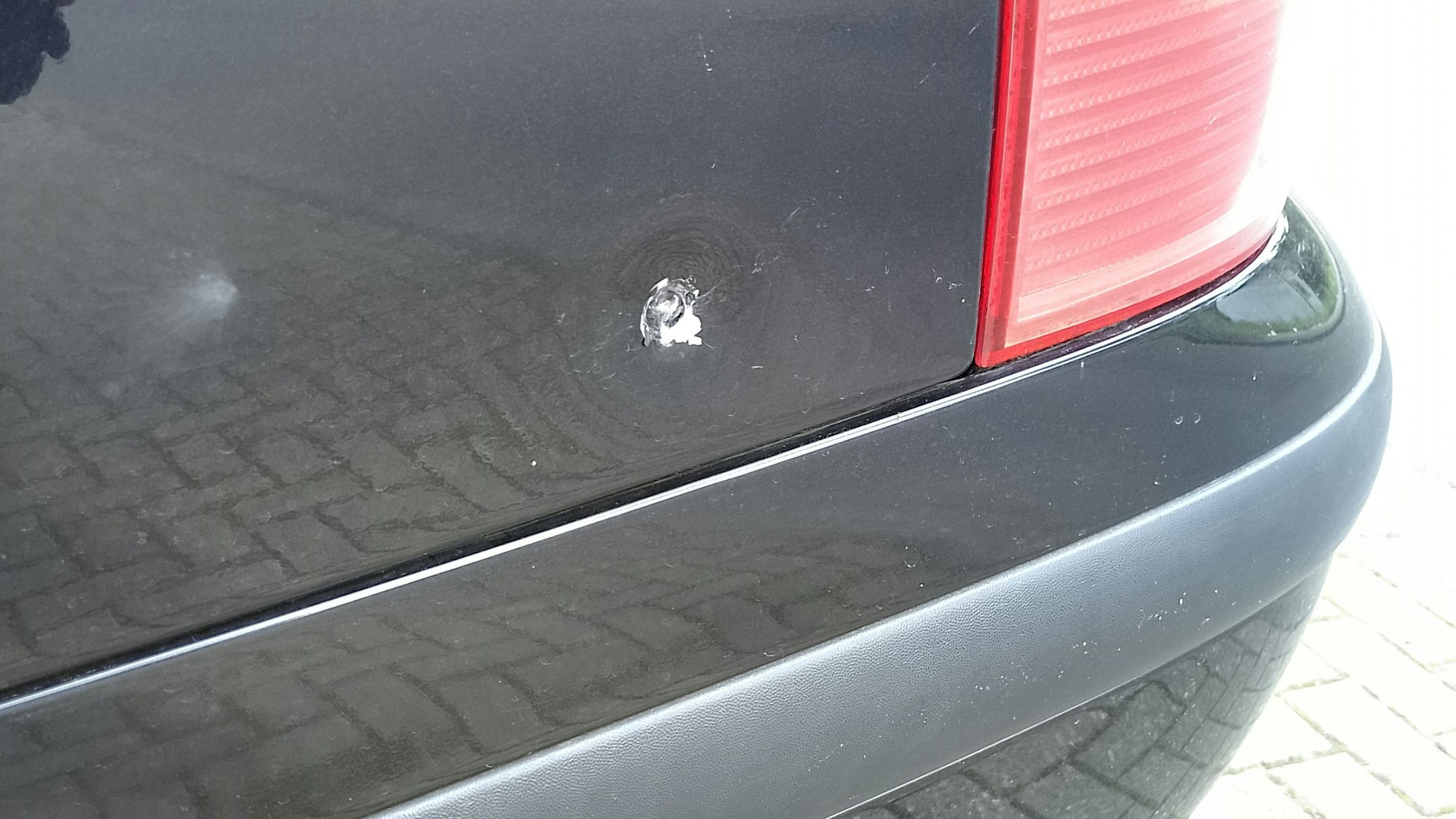 Ein Böller hat ein Loch in einem alten VW Passat verursacht.