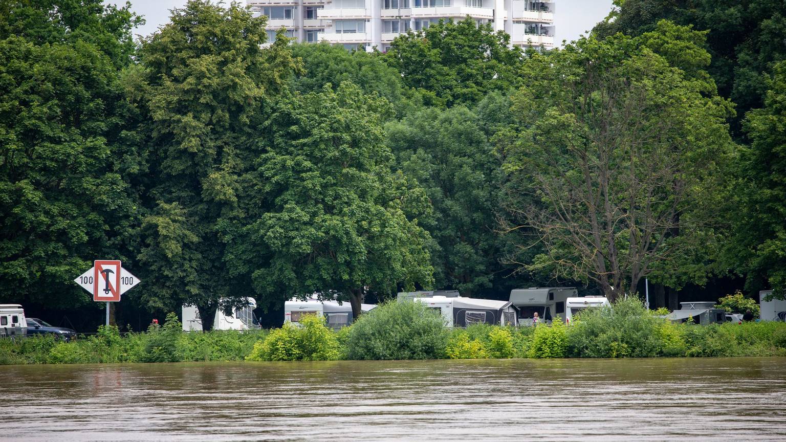 Der Campingplatz in Poll direkt am Rheinufer ist stark vom Hochwasser betroffen.