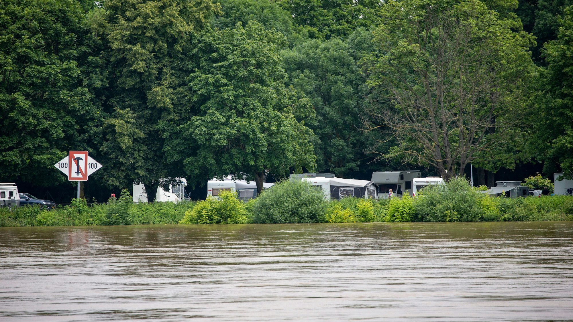 Der Campingplatz in Poll direkt am Rheinufer ist stark vom Hochwasser betroffen.