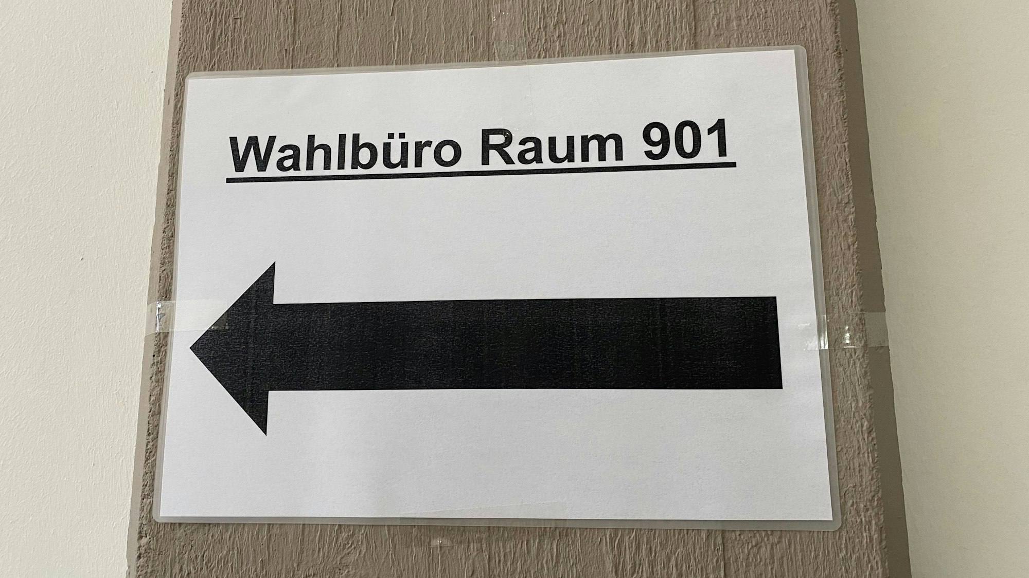 Pfeile weisen den Weg zum Wahlbüro im Bornheimer Rathaus.