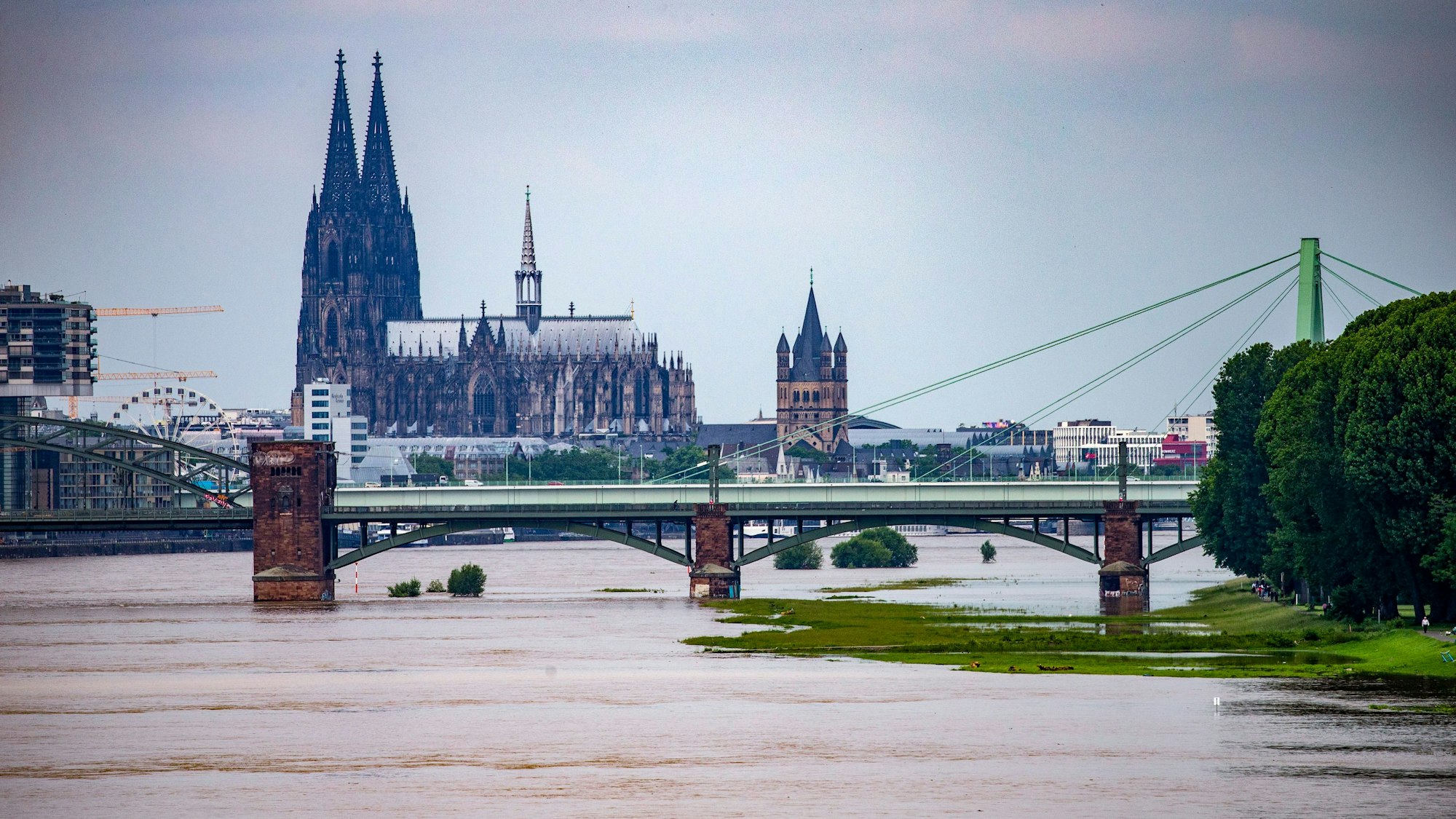 Auf knapp 6,70 Meter stieg der Rhein am Dienstag.