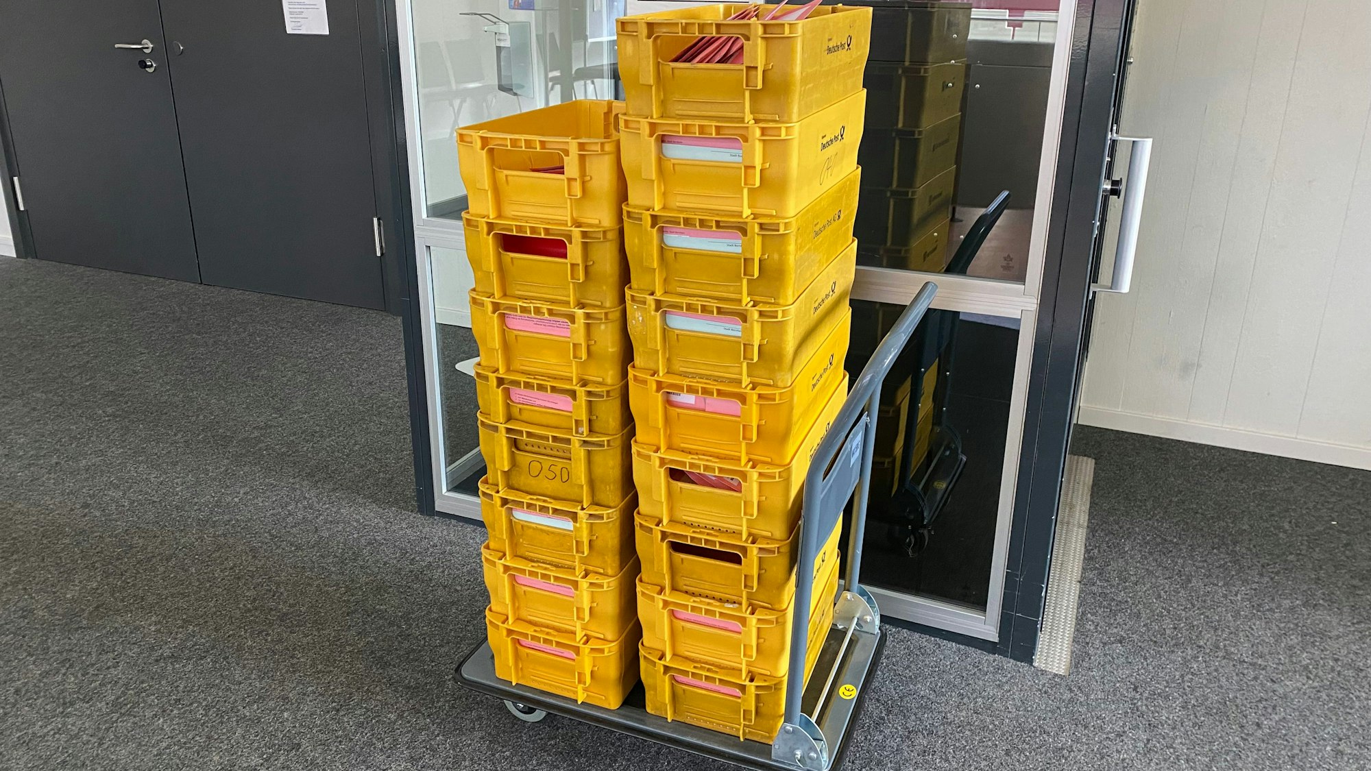 Im Wahlbüro im Bornheimer Rathaus sind zahlreiche Briefwahlunterlagen bereits angekommen.