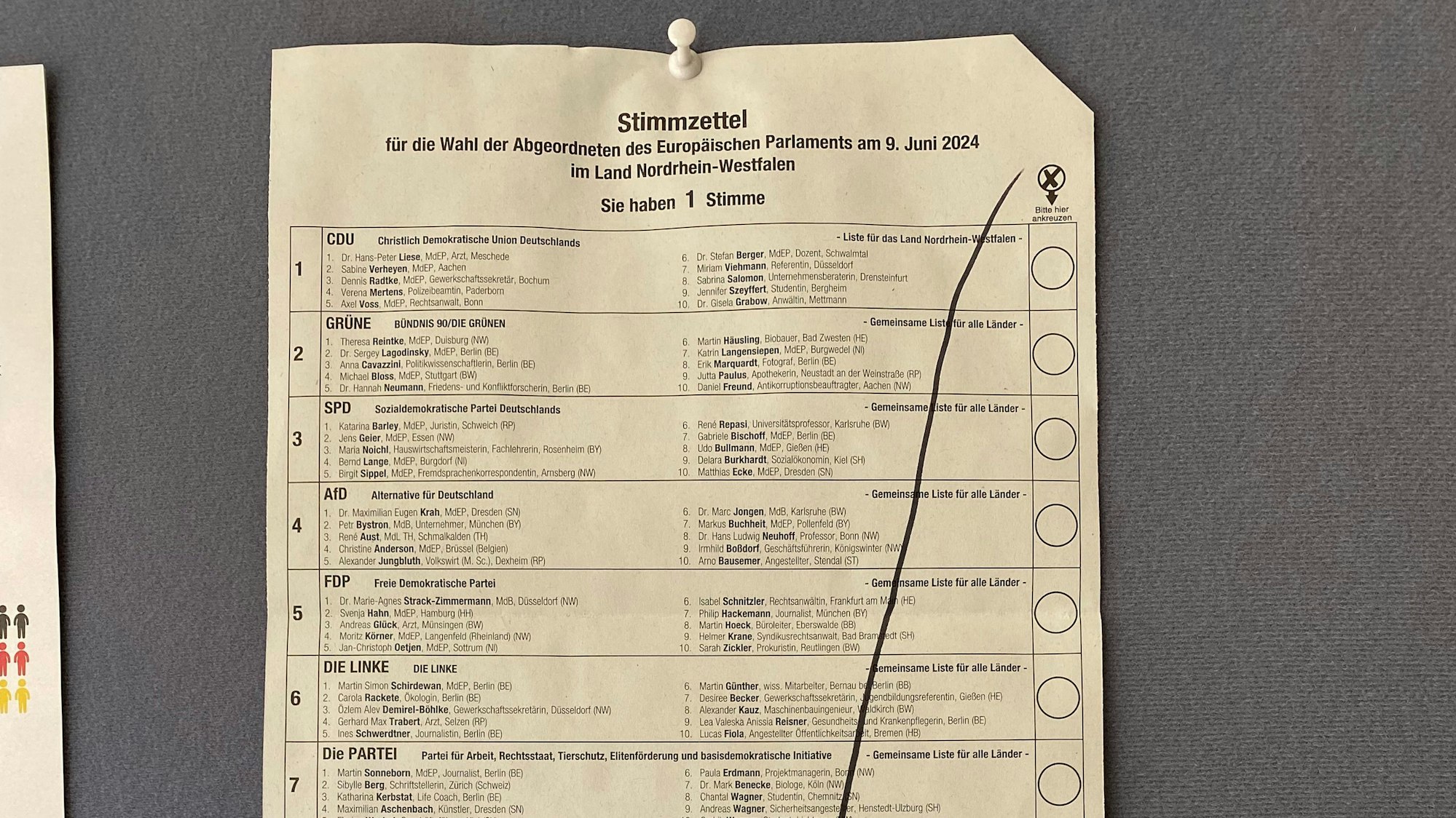Ein Muster-Wahlzettel hängt vor dem Wahlbüro in Bornheim aus.