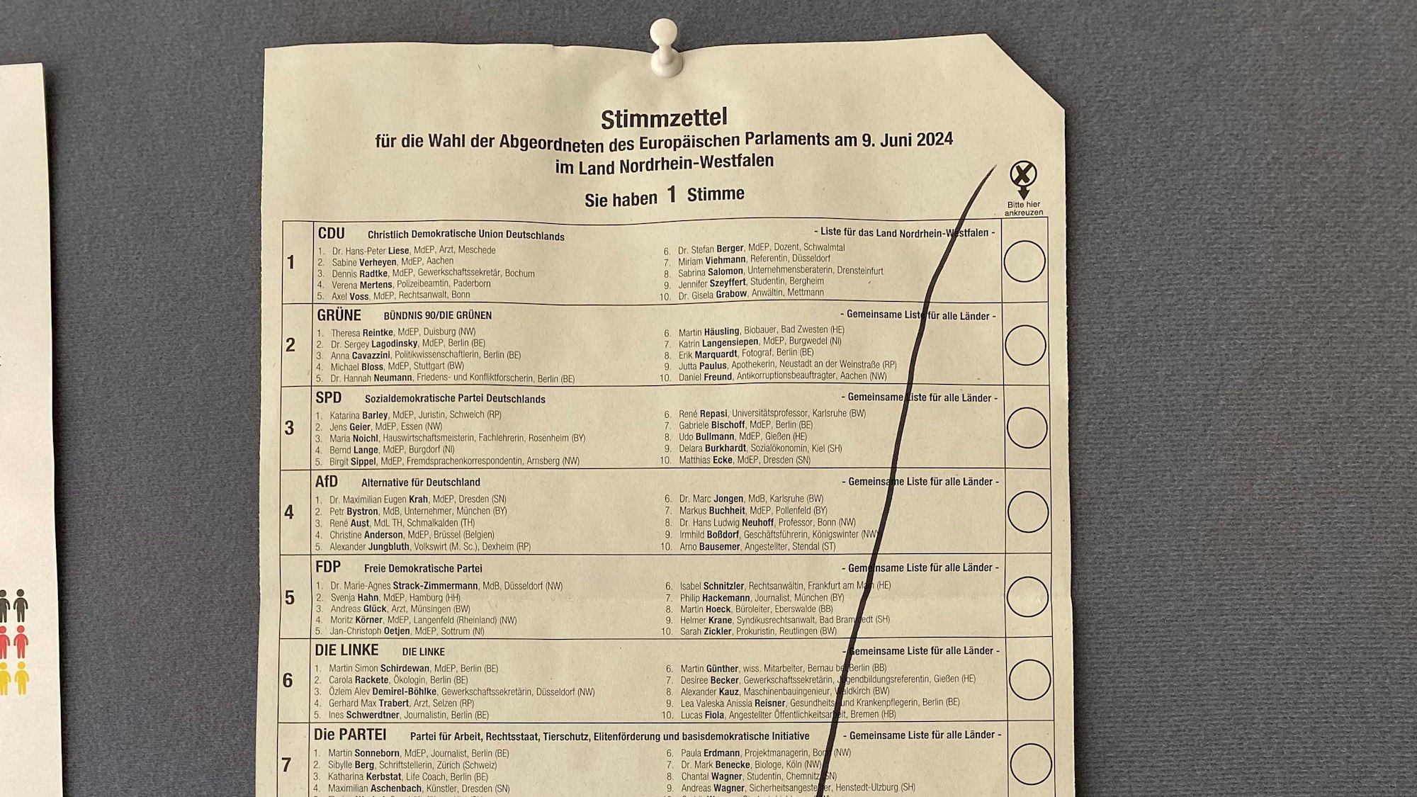 Ein Muster-Wahlzettel hängt vor dem Wahlbüro in Bornheim aus.