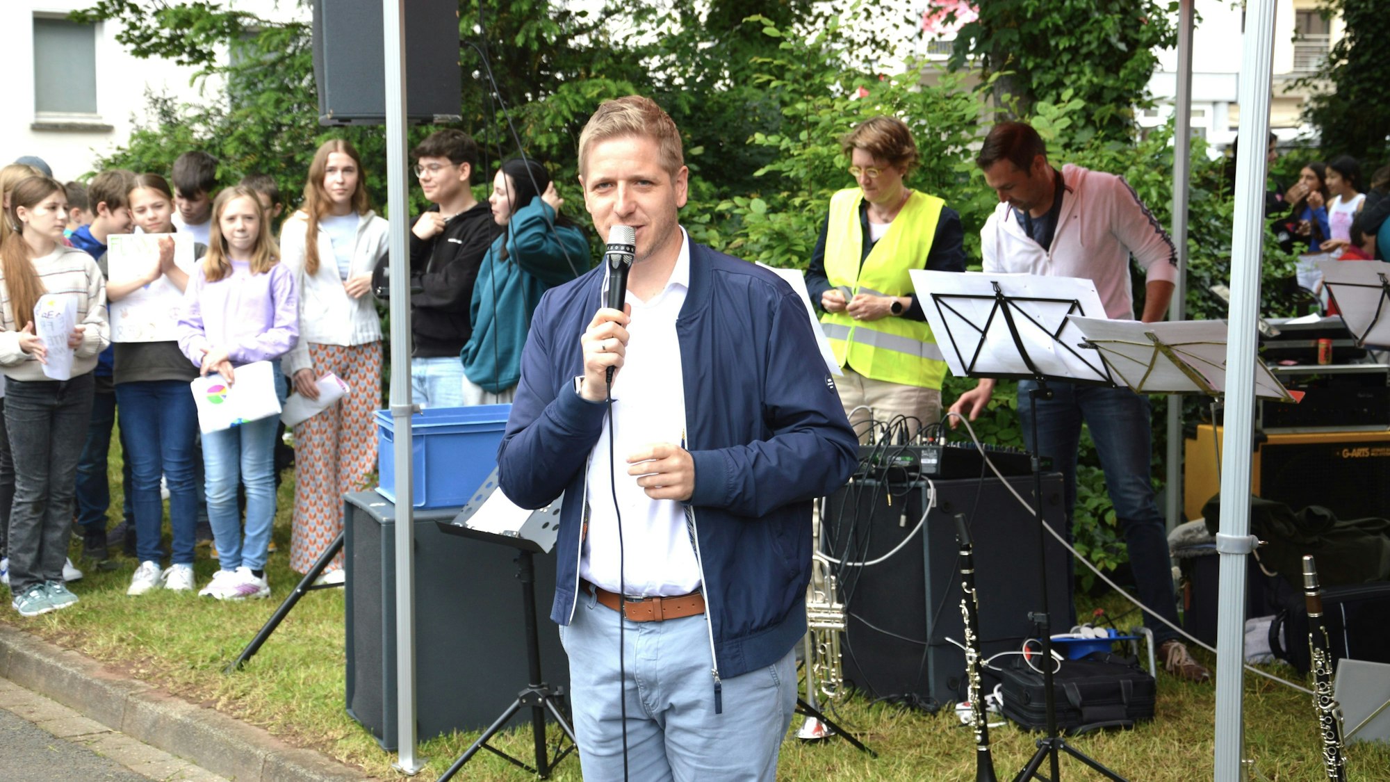 Landrat Markus Ramers spricht in ein Mikro.