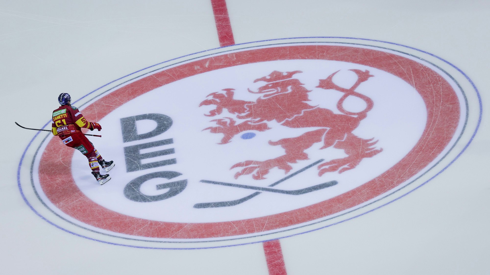 Düsseldorfs Marc-Anthony Zanetti fährt über das Logo der DEG.